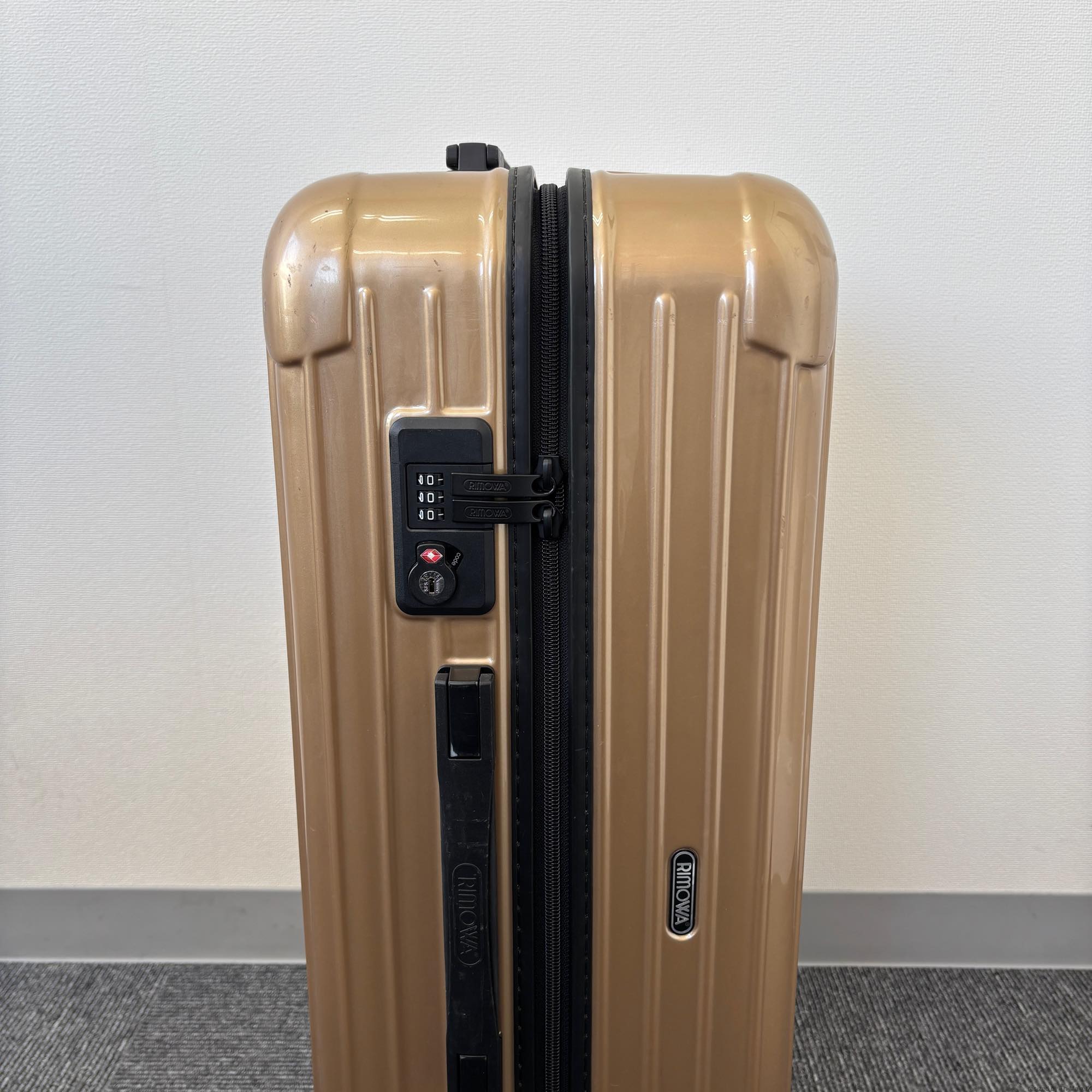 リモワ サルサデラックス(エッセンシャル) 830.90.09.7 中古美品 63リットル 4輪
