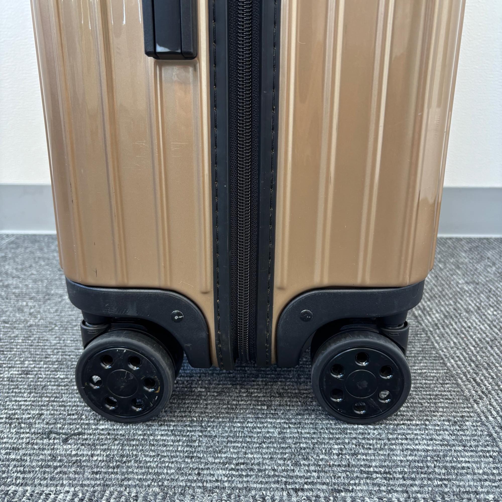 リモワ サルサデラックス(エッセンシャル) 830.90.09.7 中古美品 63リットル 4輪