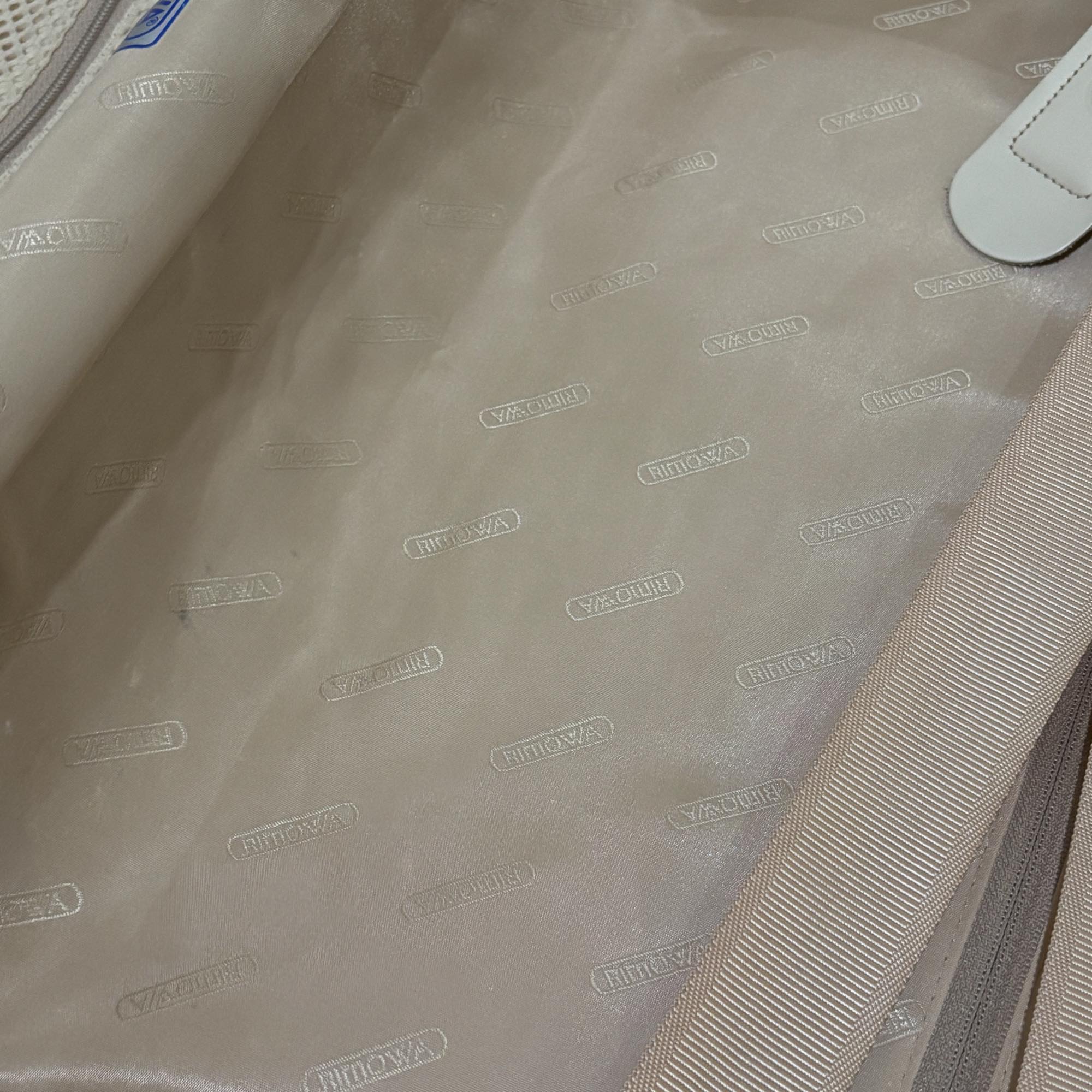 リモワ エッセンシャル(サルサデラックス) 830.90.11.4 アウトレット品 32リットル 4輪