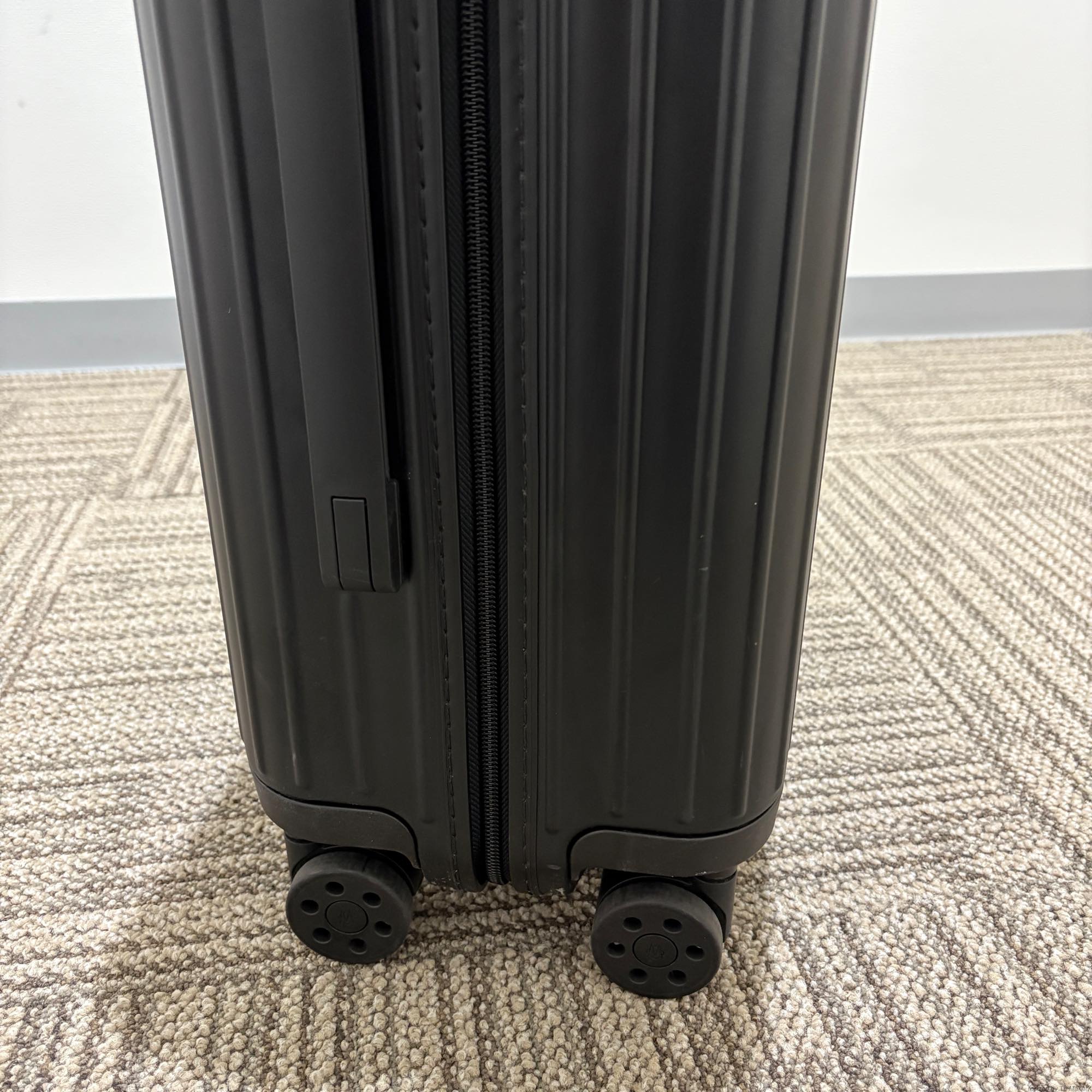 リモワ エッセンシャル 832.52.63.1 キャビンS 34L 中古美品 マットブラック