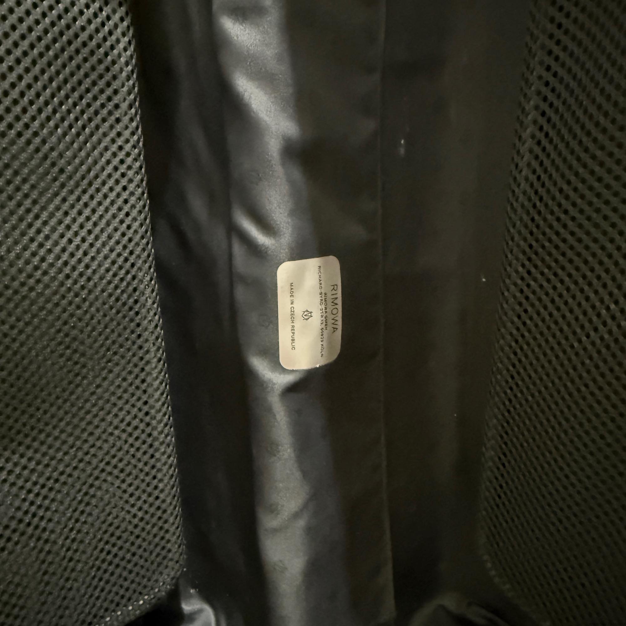 リモワ エッセンシャル キャビン 832.53.63.1 中古美品 36L マットブラック