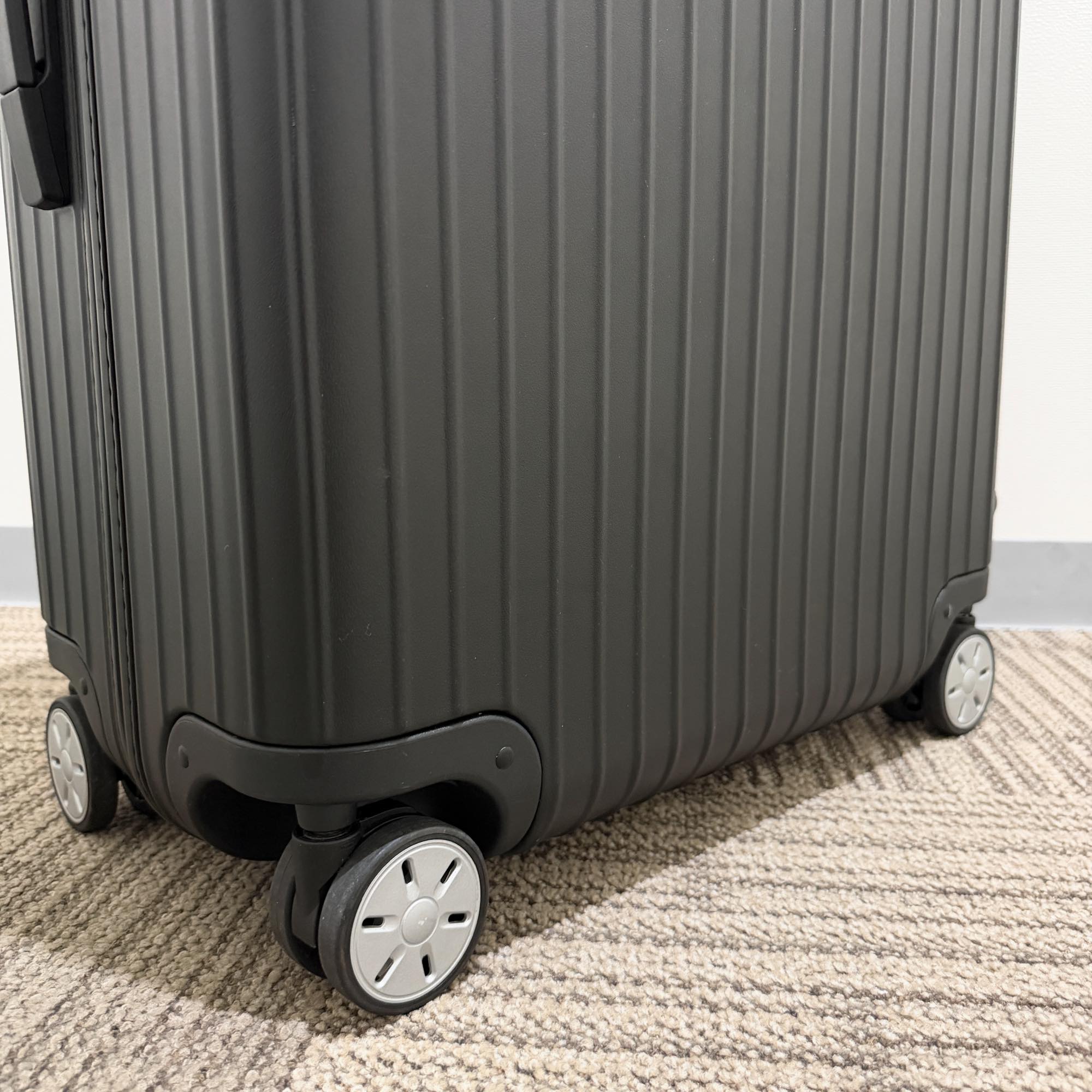 リモワ サルサ 834.73.11.3 中古美品 98リットル 4輪