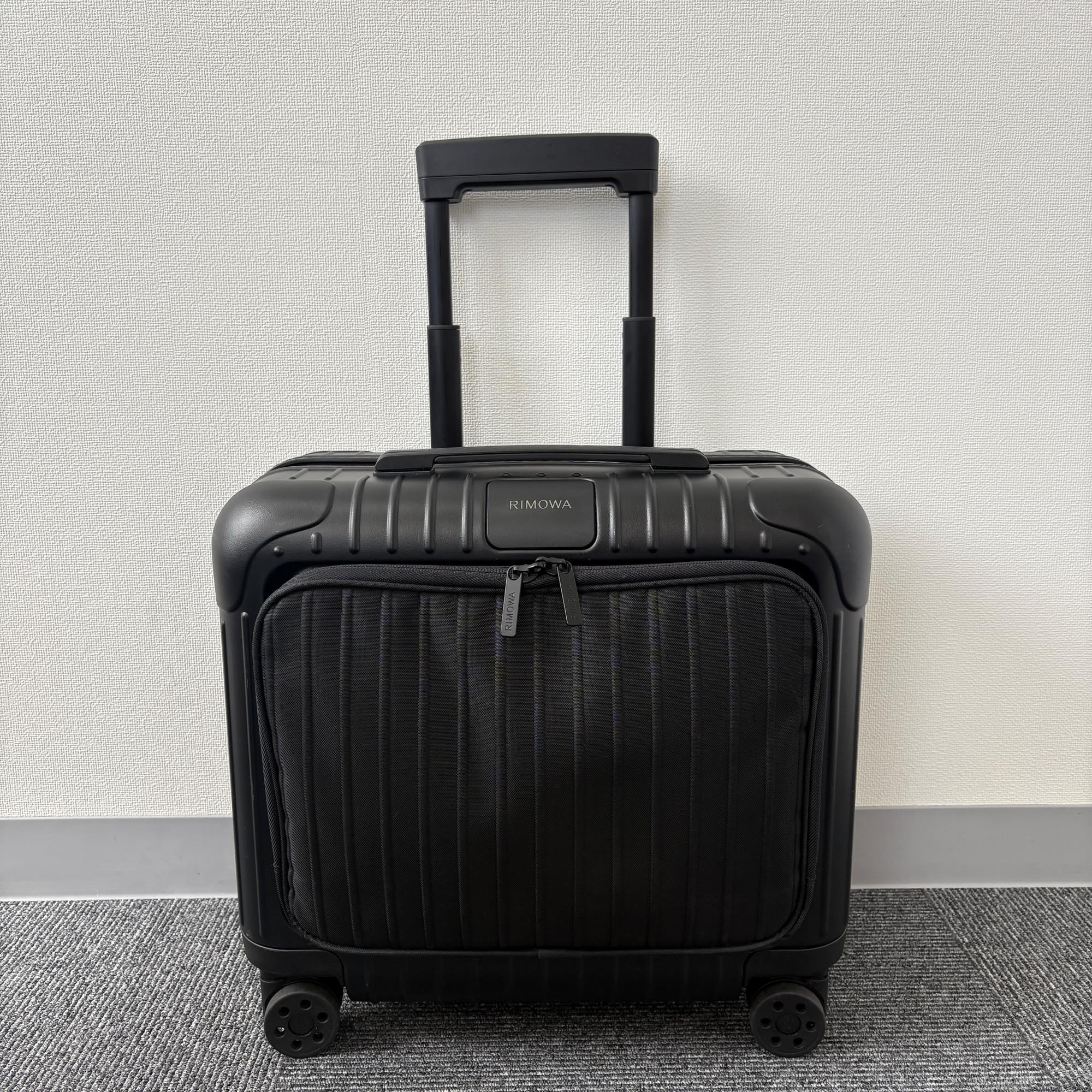 リモワエッセンシャルスリーブ黒 リモワ エッセンシャルスリーブ 842.40.63.4 コンパクト 31L 中古美品