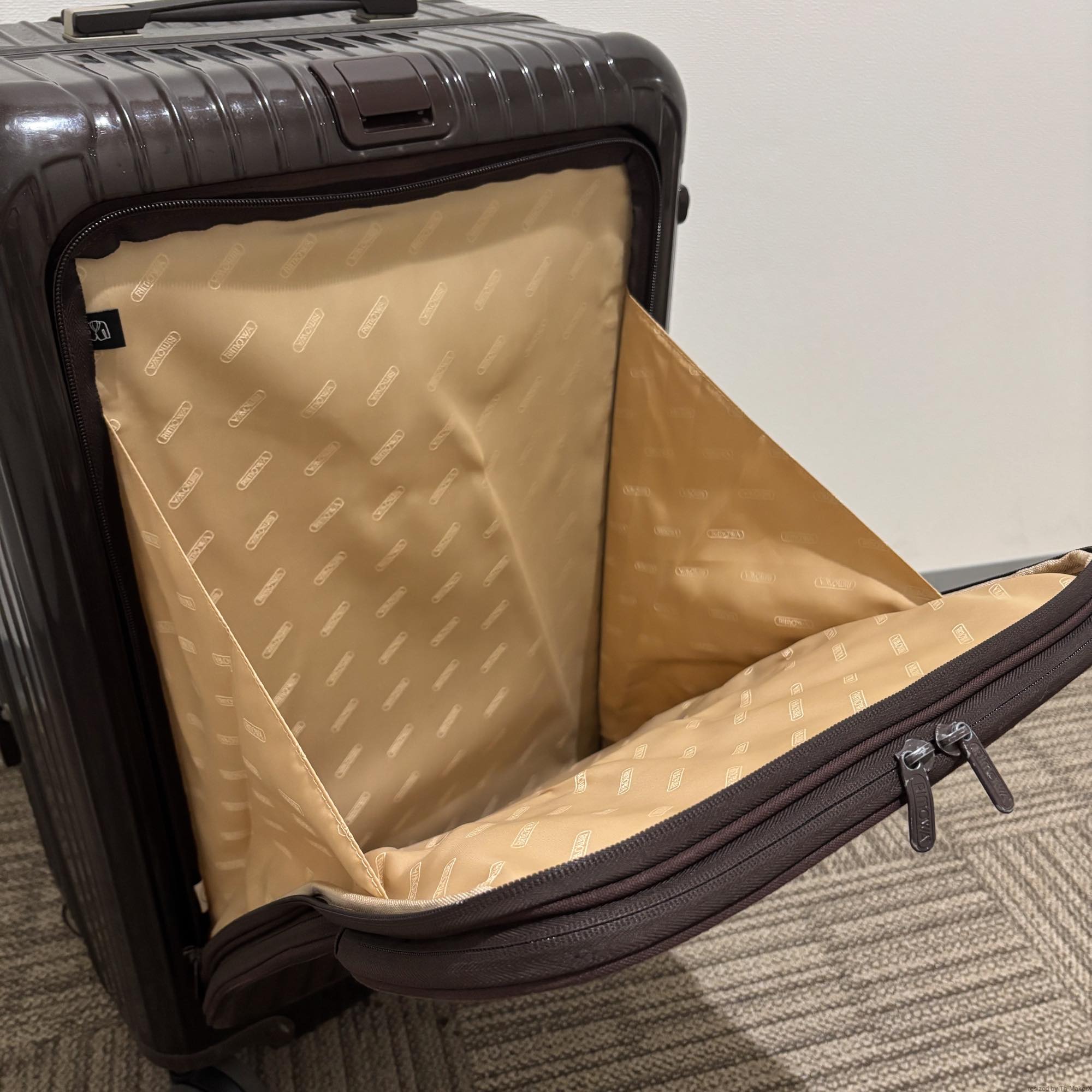 リモワ エッセンシャルスリーブ (サルサデラックス ハイブリッド) U862.70 89リットル 中古商品 4輪