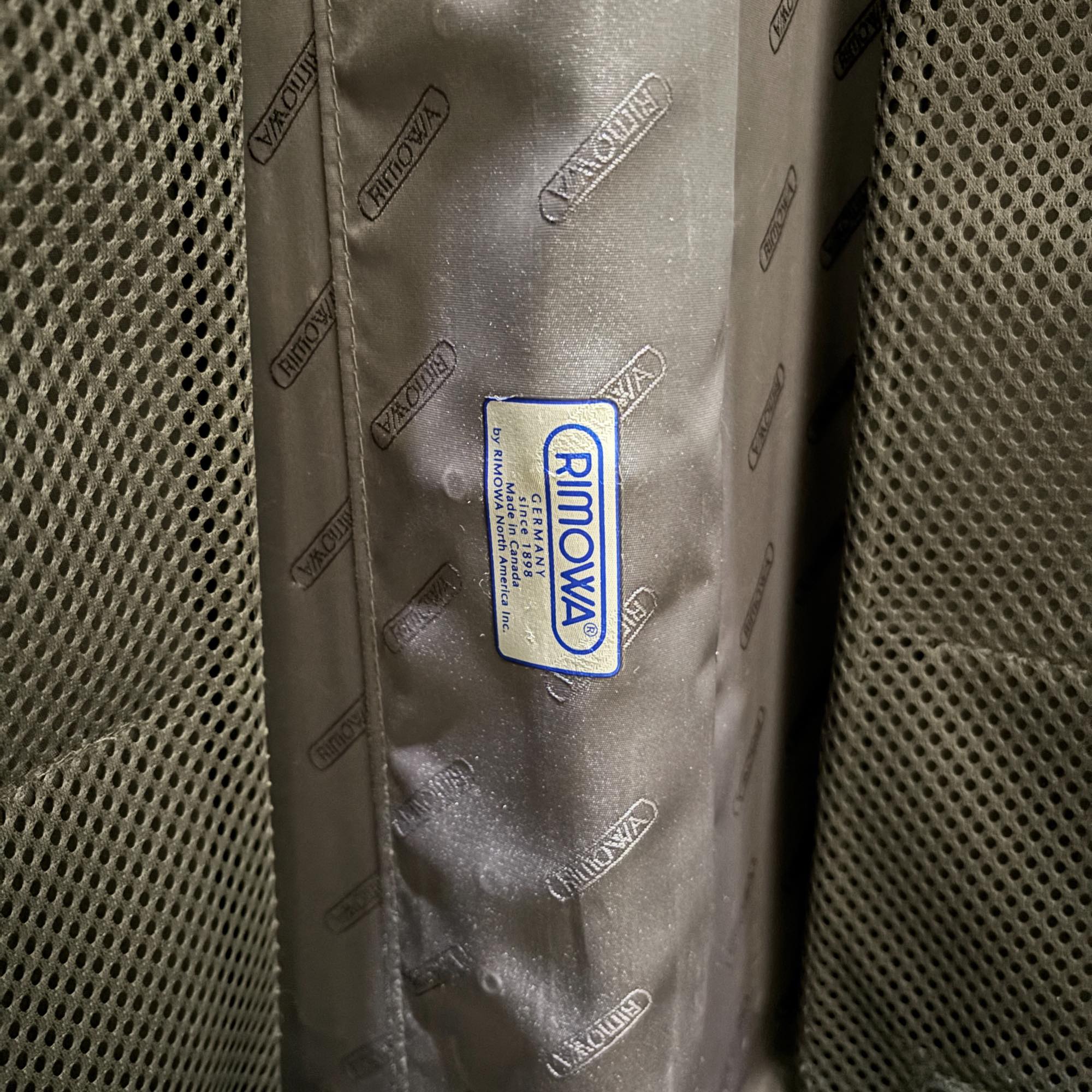 リモワ エッセンシャル(サルサ デラックス) 870.56.11.3 中古美品 52リットル 4輪