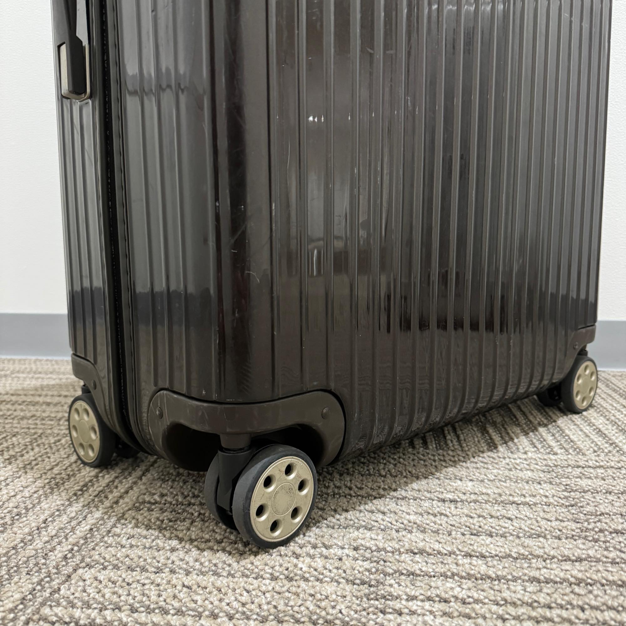 リモワ サルサデラックス 870.77 中古商品 104リットル 4輪
