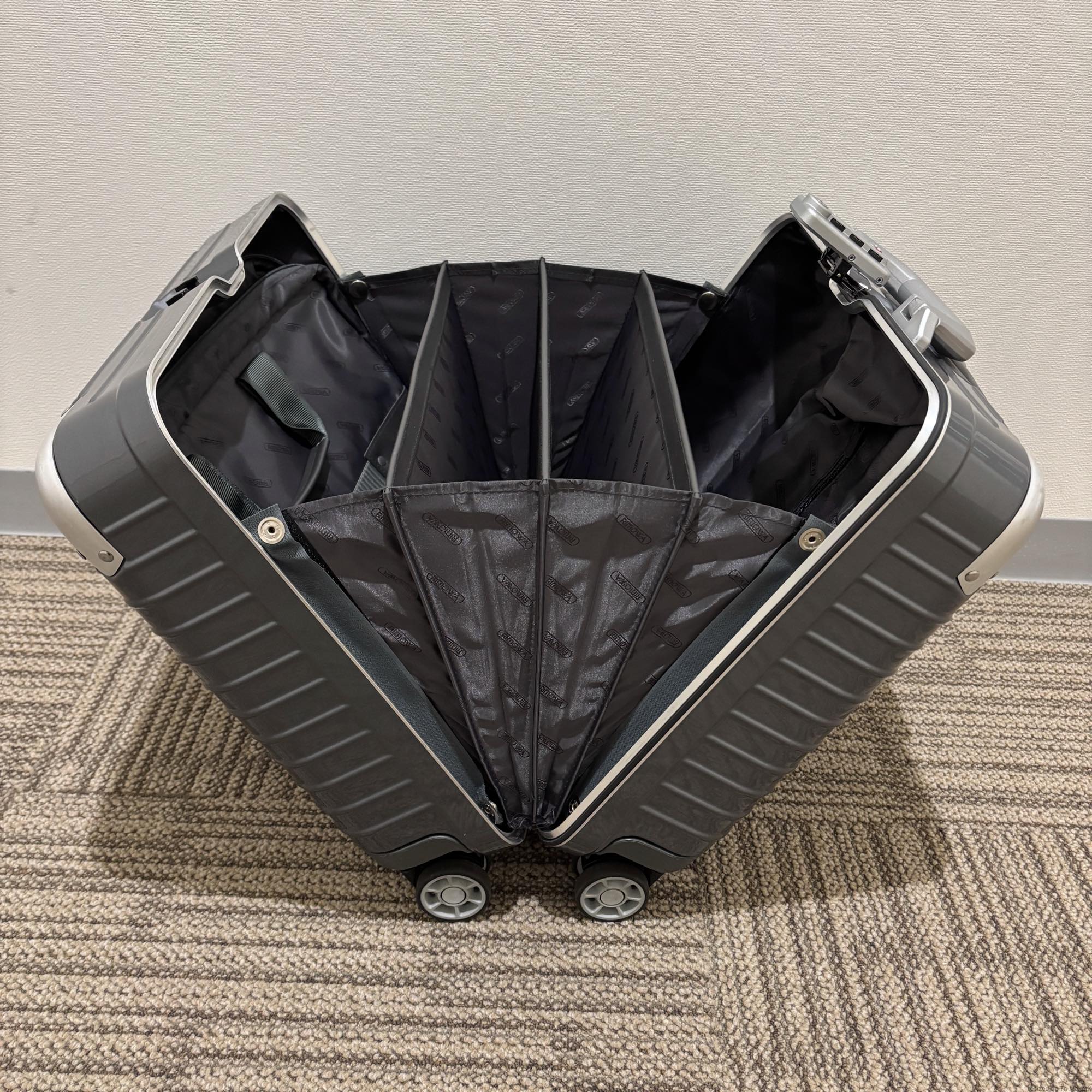 リモワ ハイブリッド(リンボ) 880.40.54.4 中古美品 24リットル 4輪
