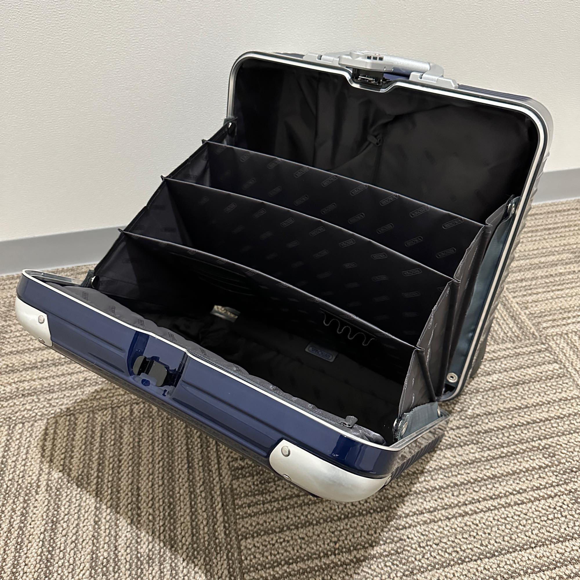 リモワ リンボ 881.40.21.2 24リットル 中古美品 2輪