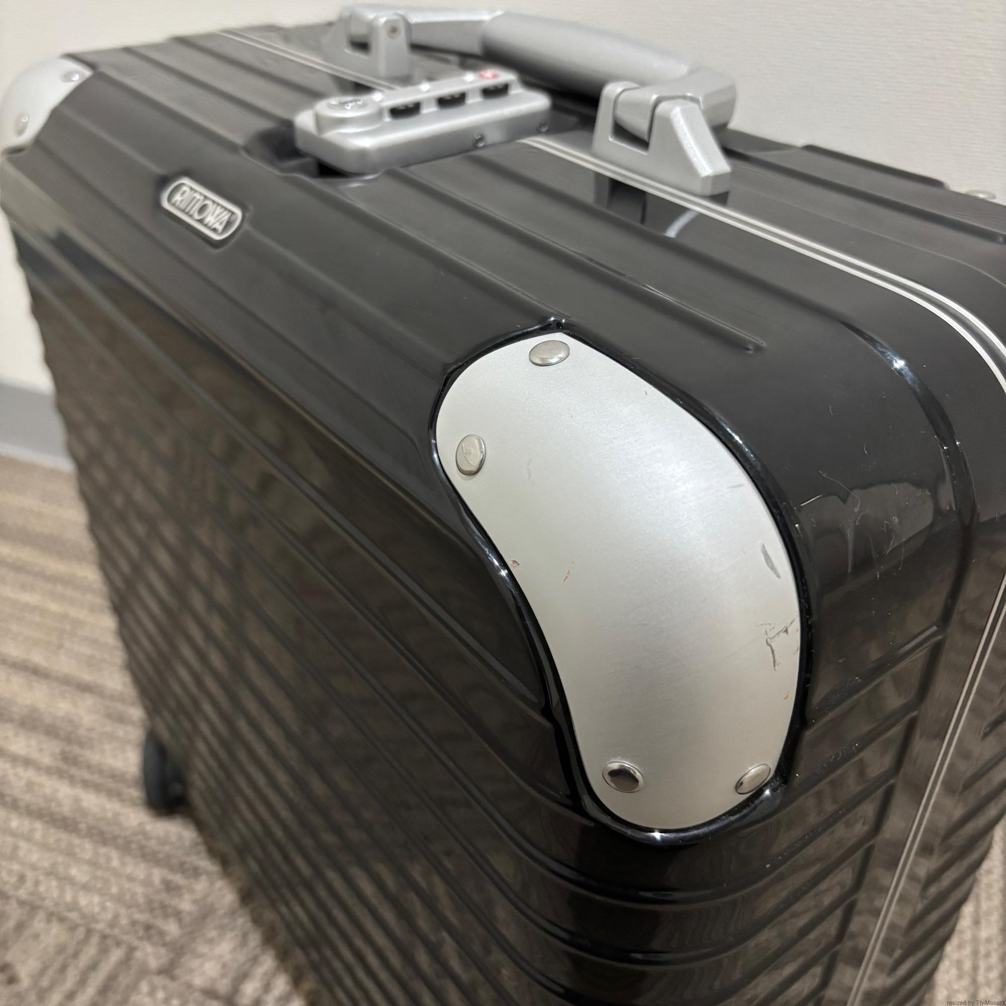 リモワ リンボ (ハイブリッド) 881.40.50.4 27リットル 中古美品 4輪