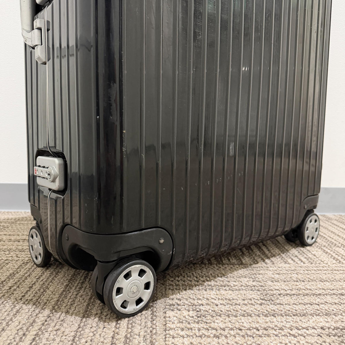 リモワ リンボ 中古美品 881.73.50.4 87リットル 4輪