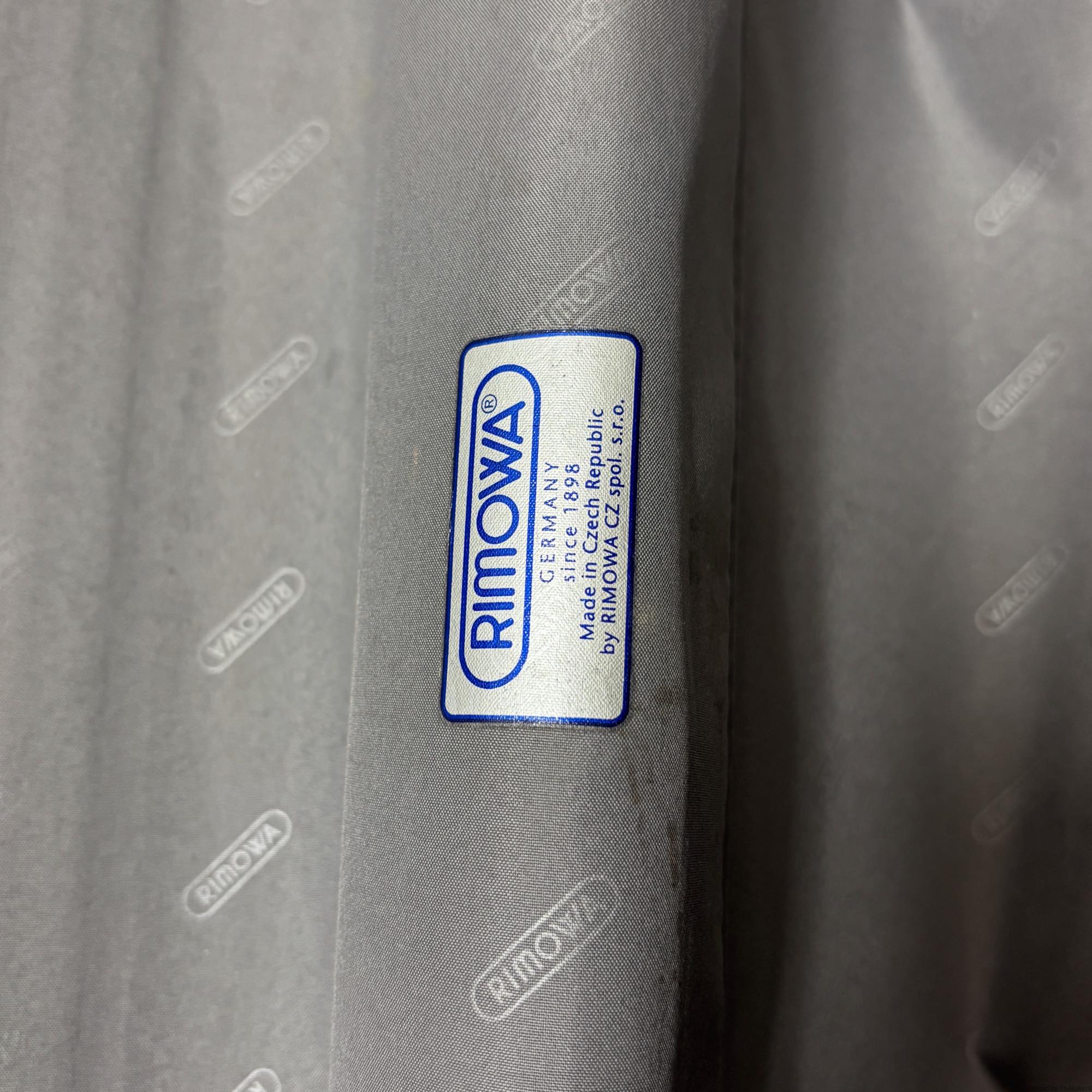 リモワ エッセンシャル(サルサ) 中古美品 856.52-9 35リットル 2輪