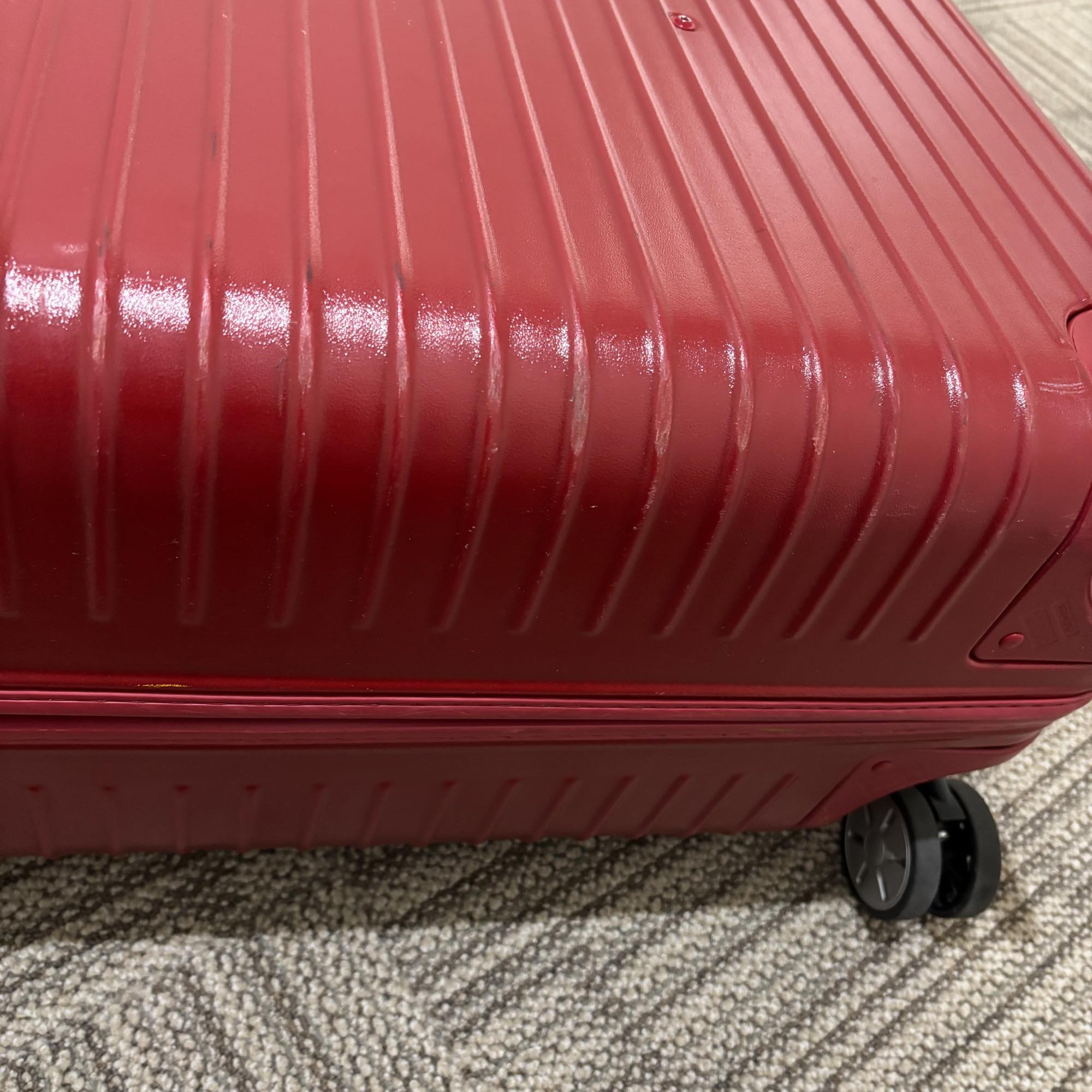 リモワ エッセンシャル(サルサ) 875.77-9 104リットル 中古美品 4輪