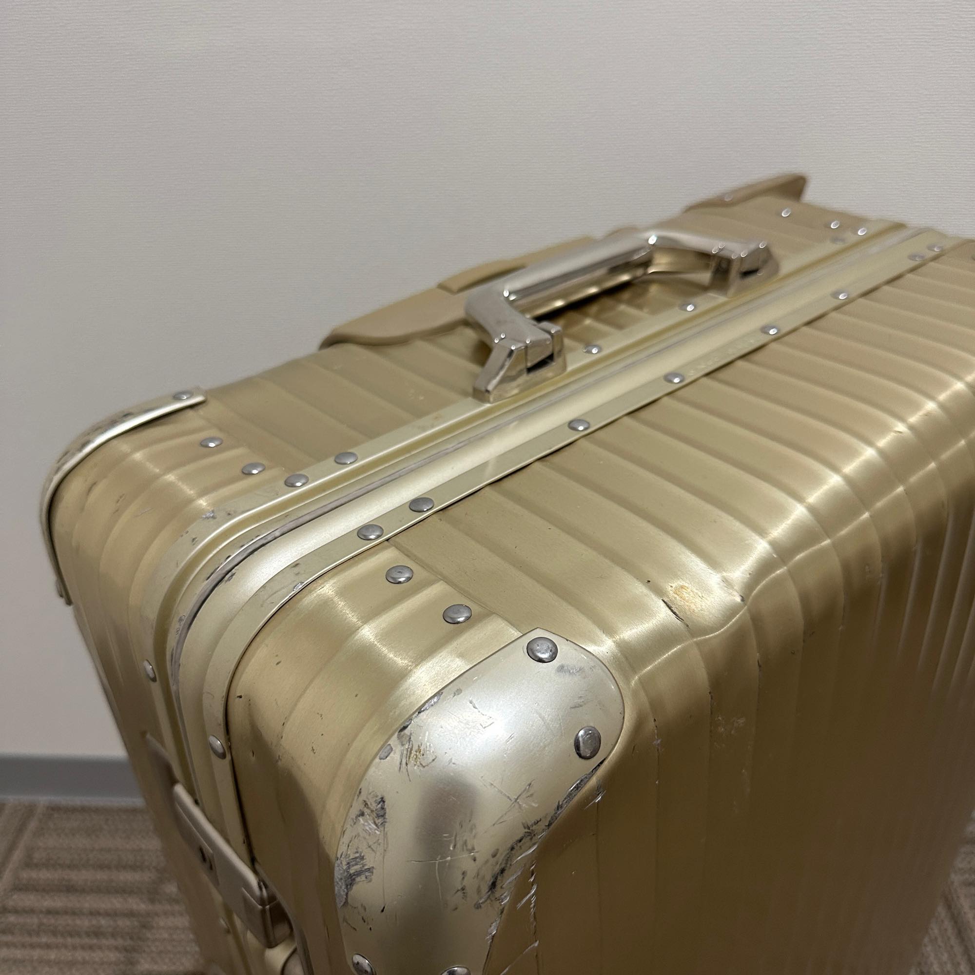 リモワ トパーズゴールド 917.70 82リットル 中古商品 4輪