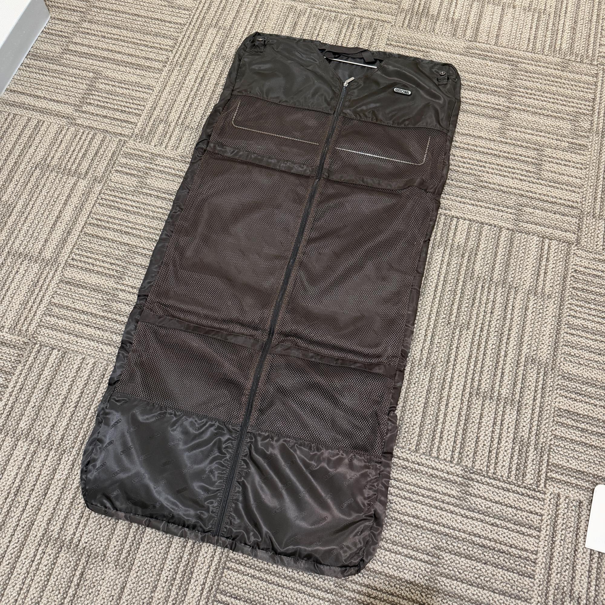 リモワ トパーズ チタニウム 924.63.03.4 68リットル 中古美品 4輪