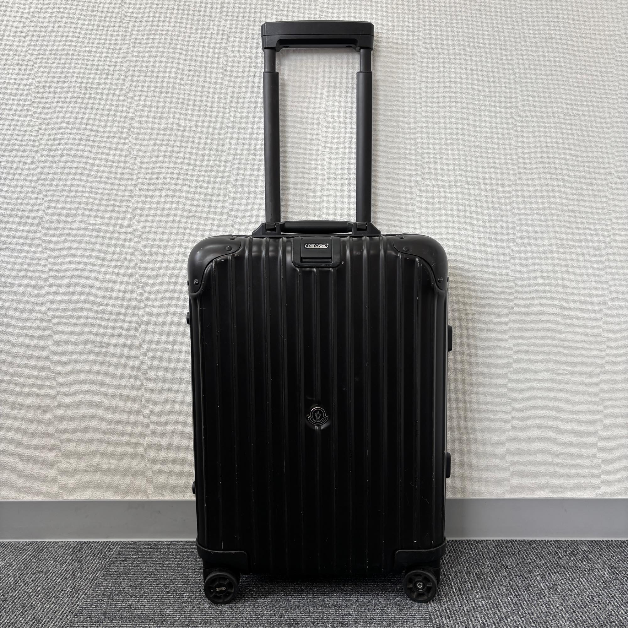 リモワ×モンクレール限定モデル 34リットル 中古商品 4輪 – リモワ