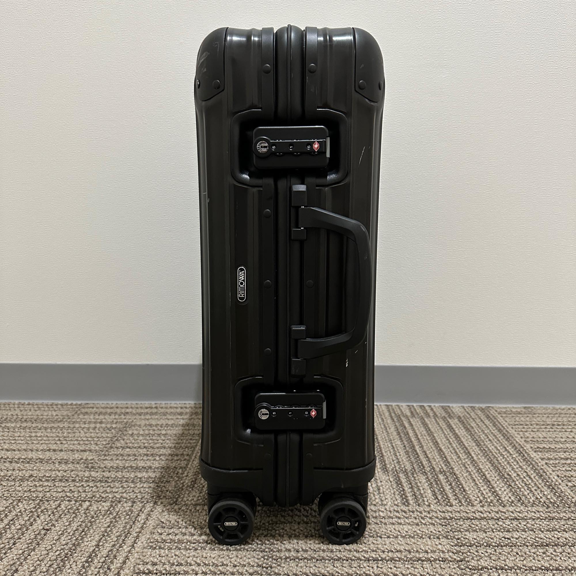 リモワ トパーズ ステルス 923.52.01.4 32リットル 中古商品 4輪