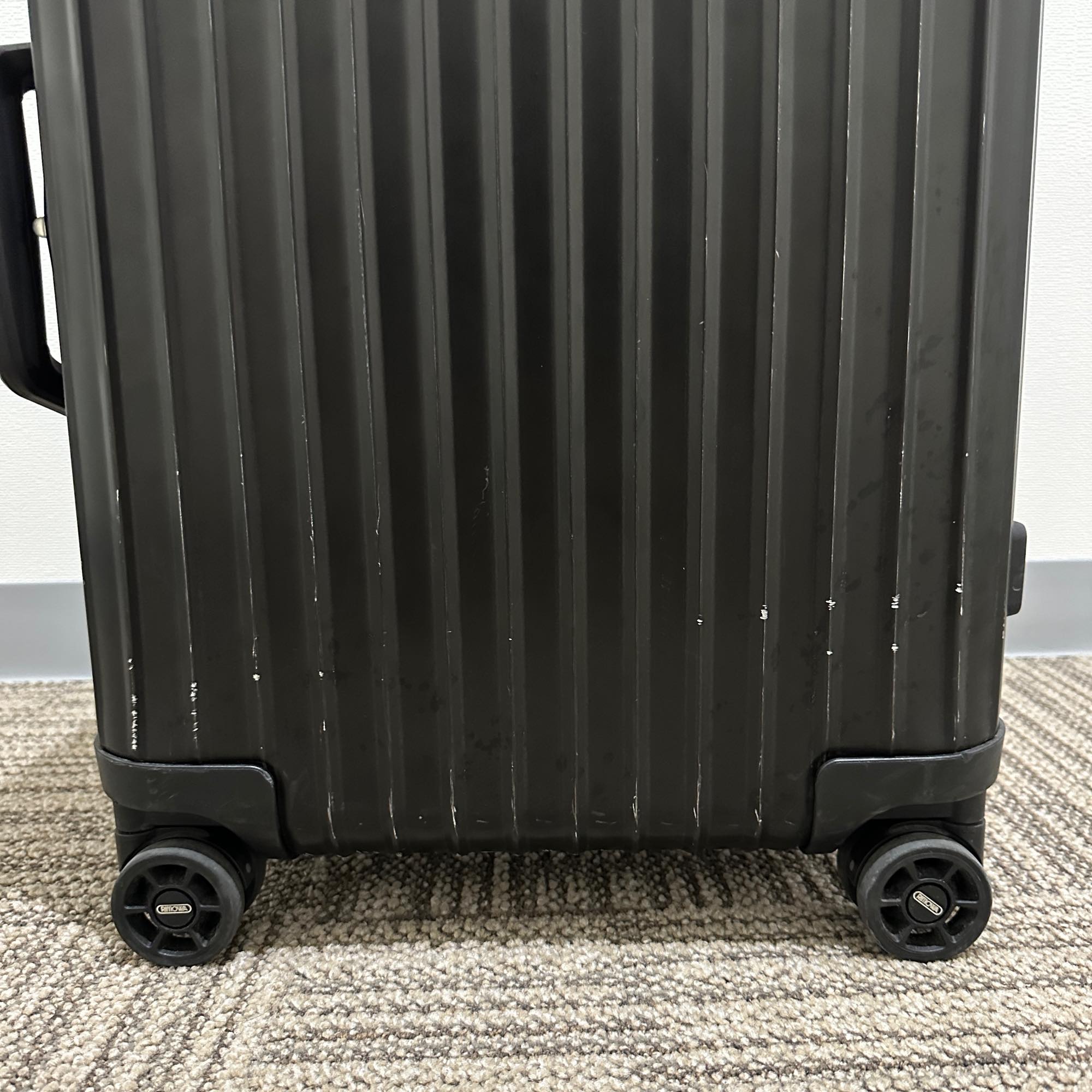 リモワ トパーズ ステルス 923.52.01.4 32リットル 中古商品 4輪