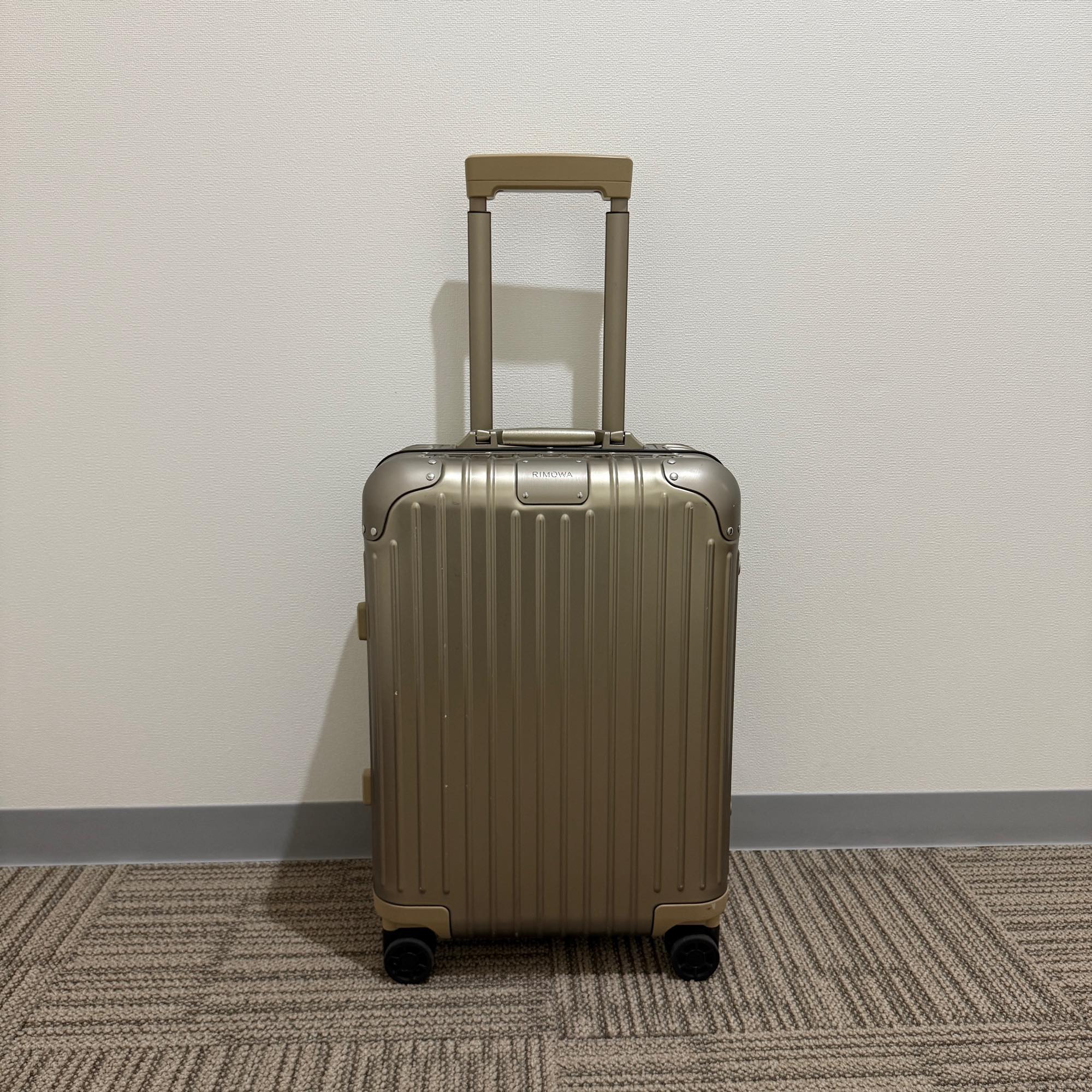リモワ オリジナル 925.53.04.4 キャビン ゴールド 中古美品 35リットル 4輪