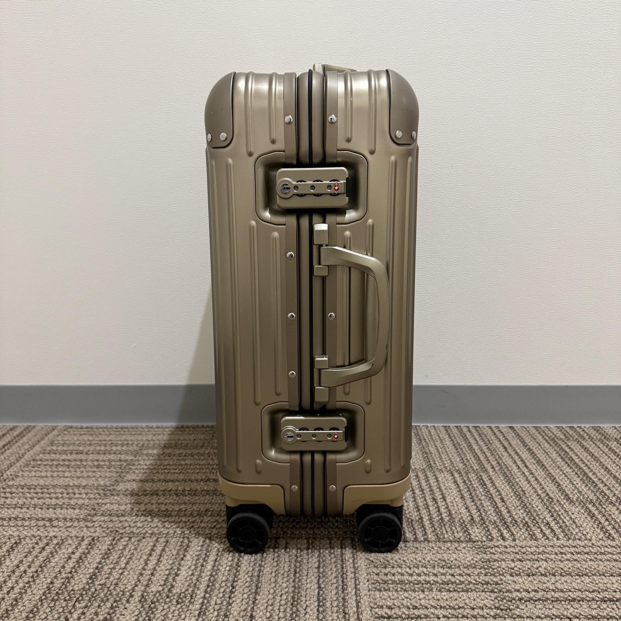 リモワ オリジナル 925.53.04.4 キャビン ゴールド 中古美品 35リットル 4輪
