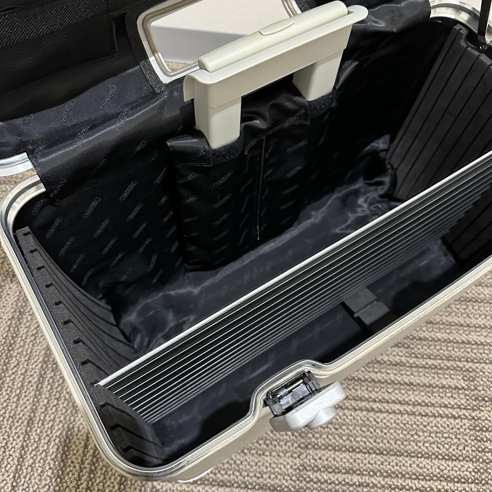 リモワ パイロット 中古商品 928.51 46リットル 2輪
