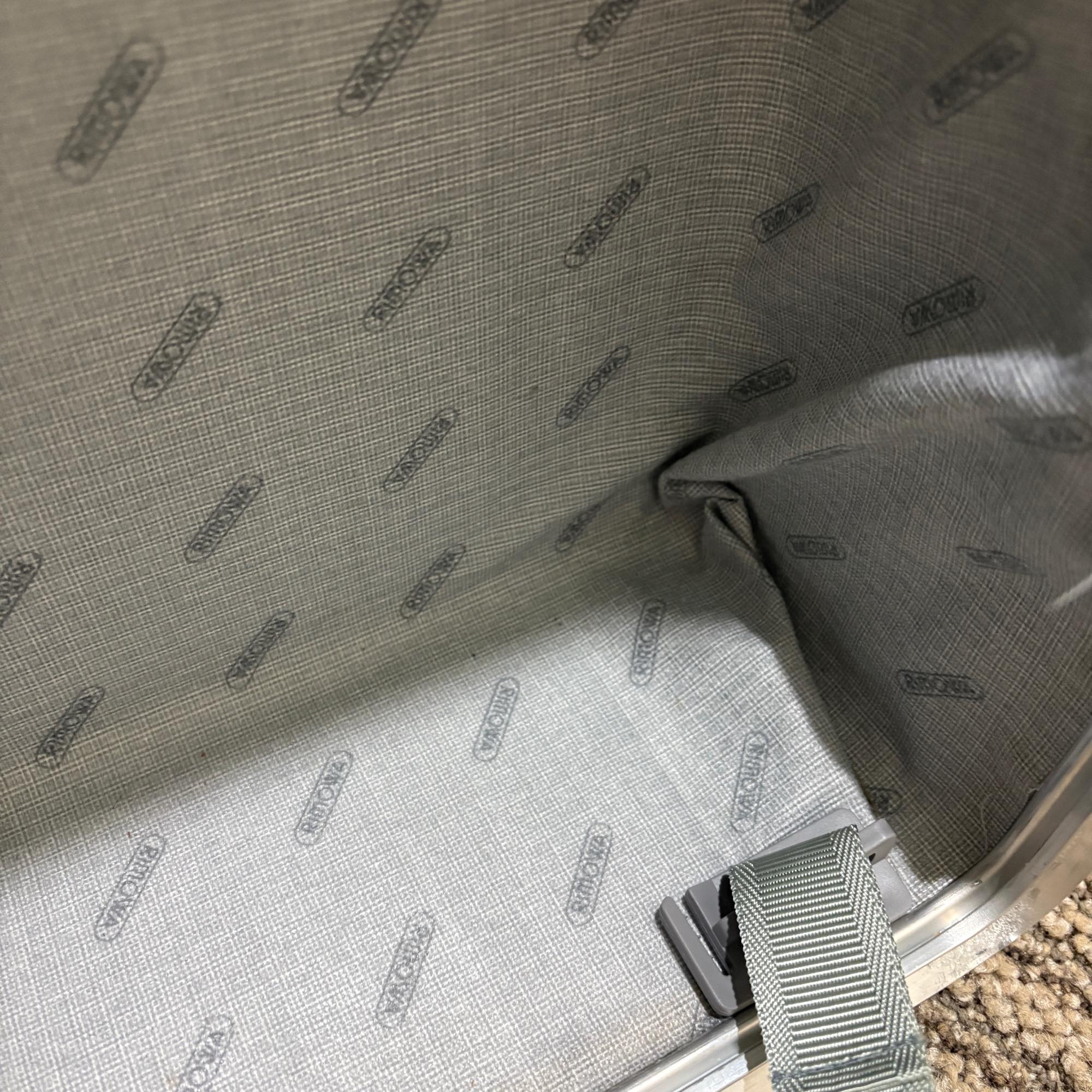 リモワ オパール 中古美品 965.82 64リットル 2輪
