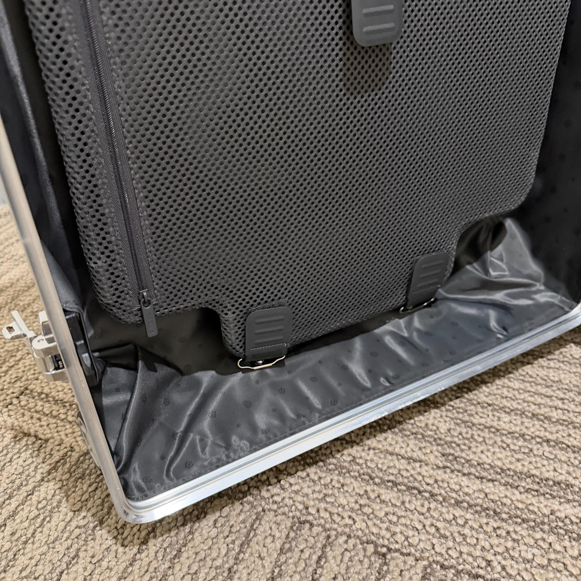 リモワ クラシック 972.63 61リットル 中古美品 4輪
