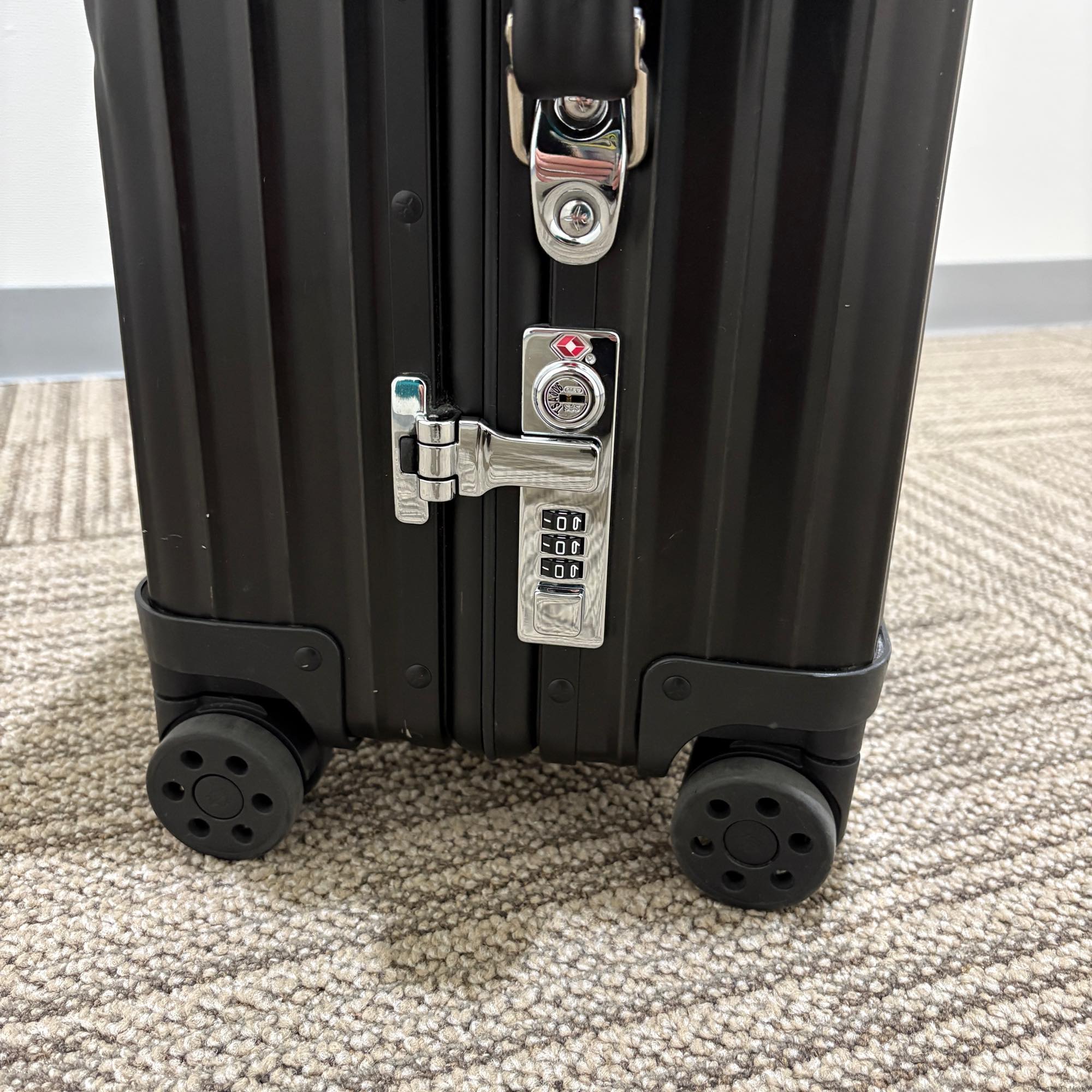 リモワ クラシック 973.53.01.4 キャビン ブラック 中古美品 36リットル 4輪