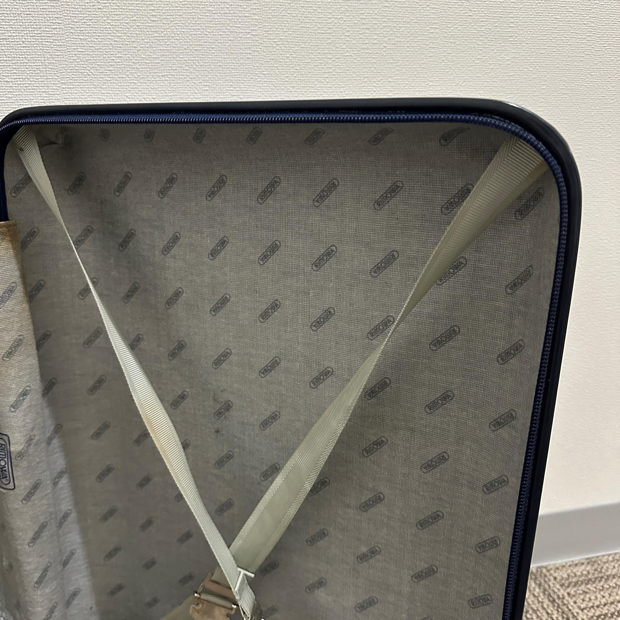 リモワ　サルサ　ジャンク商品(使用可)　857.52　35リットル　2輪