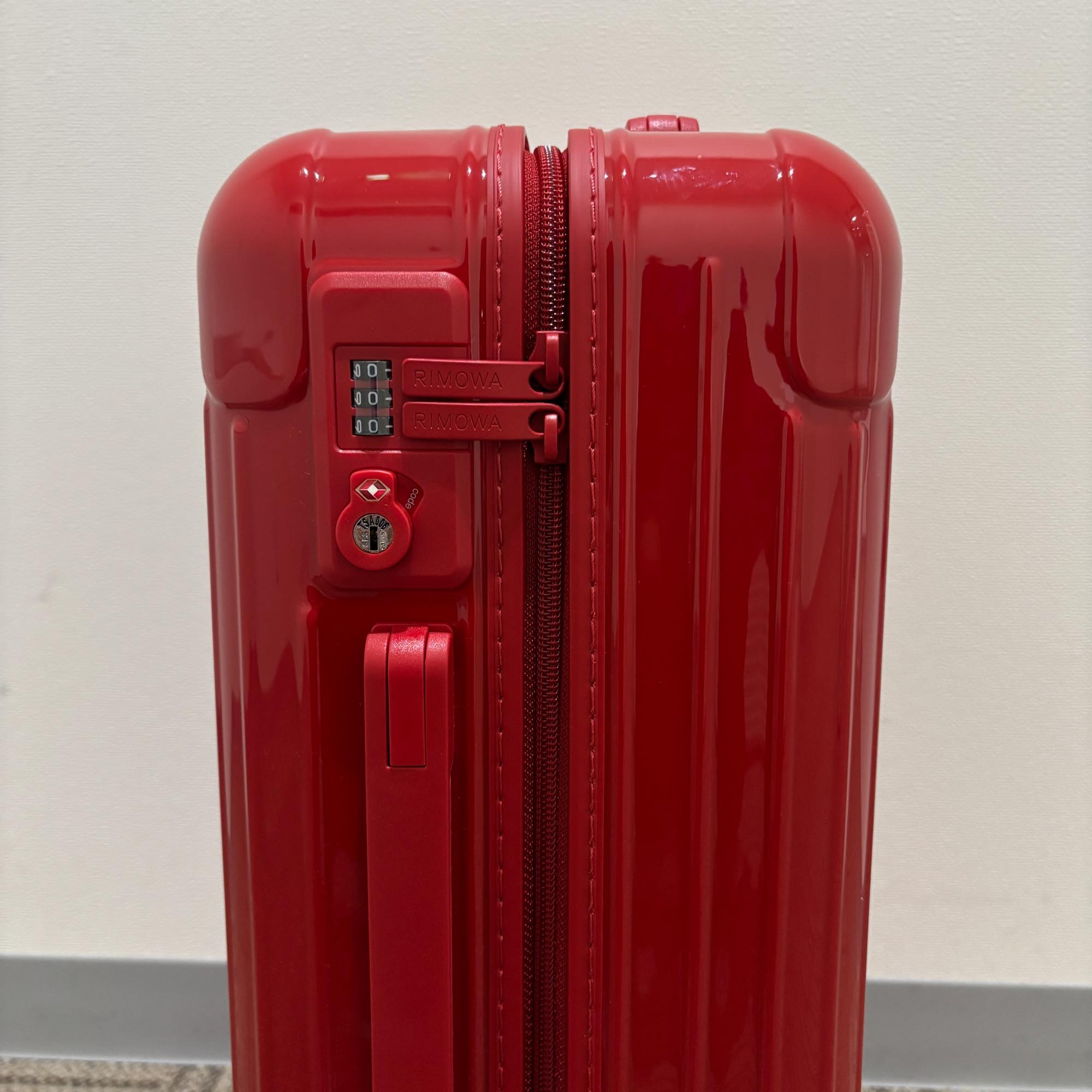 【専用】RIMOWA 　赤　レッド　2輪　リモワ リモワ エッセンシャル 832.52.65.4 キャビンS アウトレット品 34L