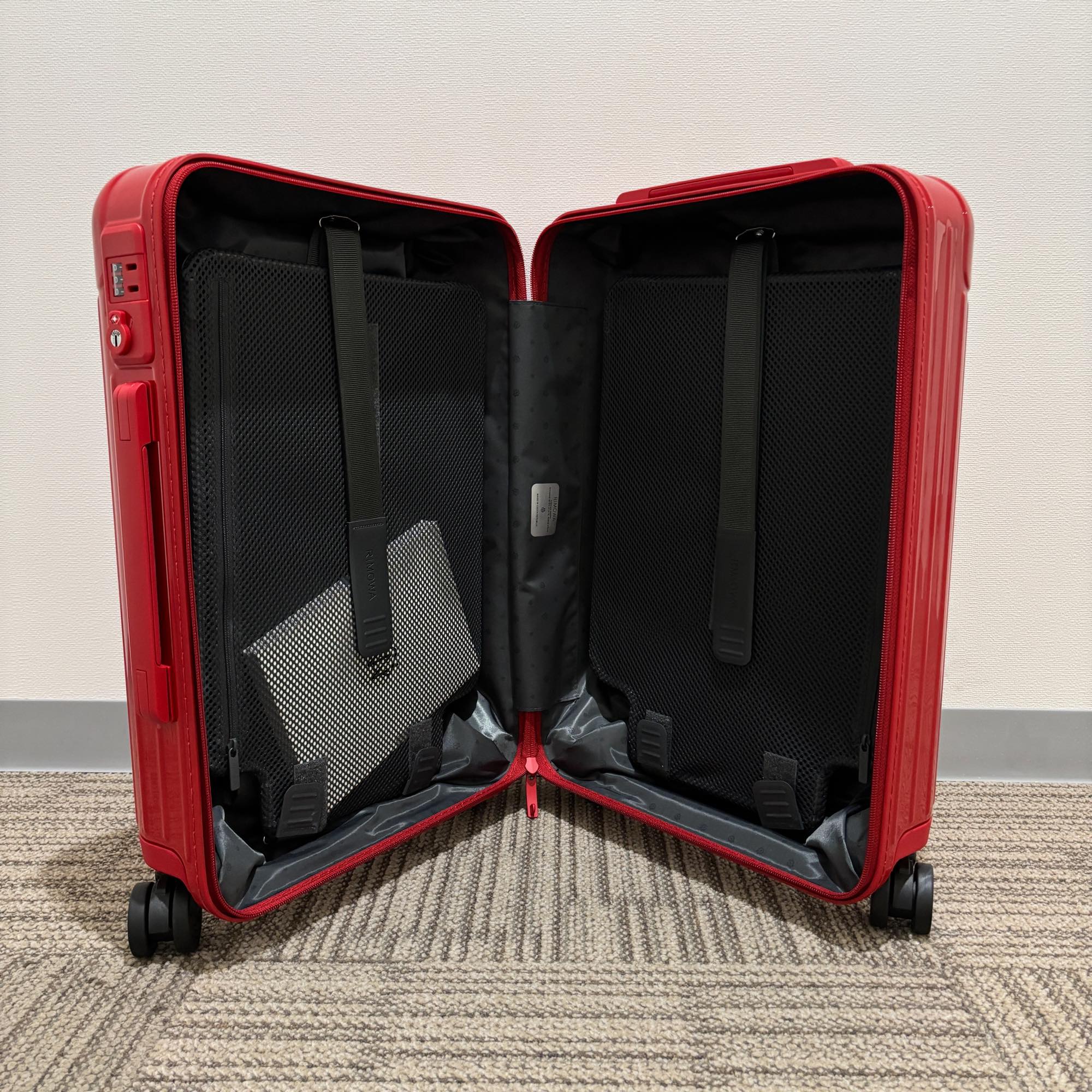 リモワ　エッセンシャル　832.52.65.4　キャビンS　アウトレット品　34L　レッド