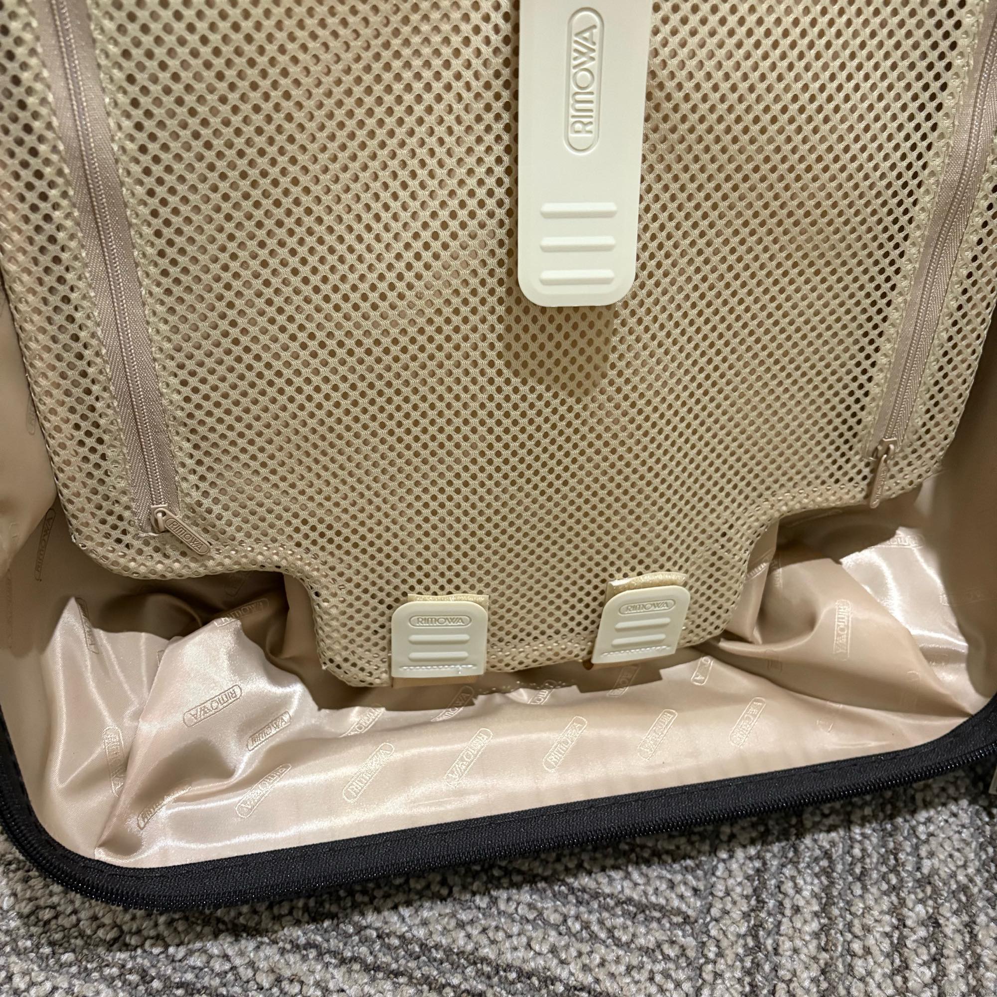 リモワ　サルサデラックスハイブリッド　アウトレット品　840.53.52.4　37リットル　4輪