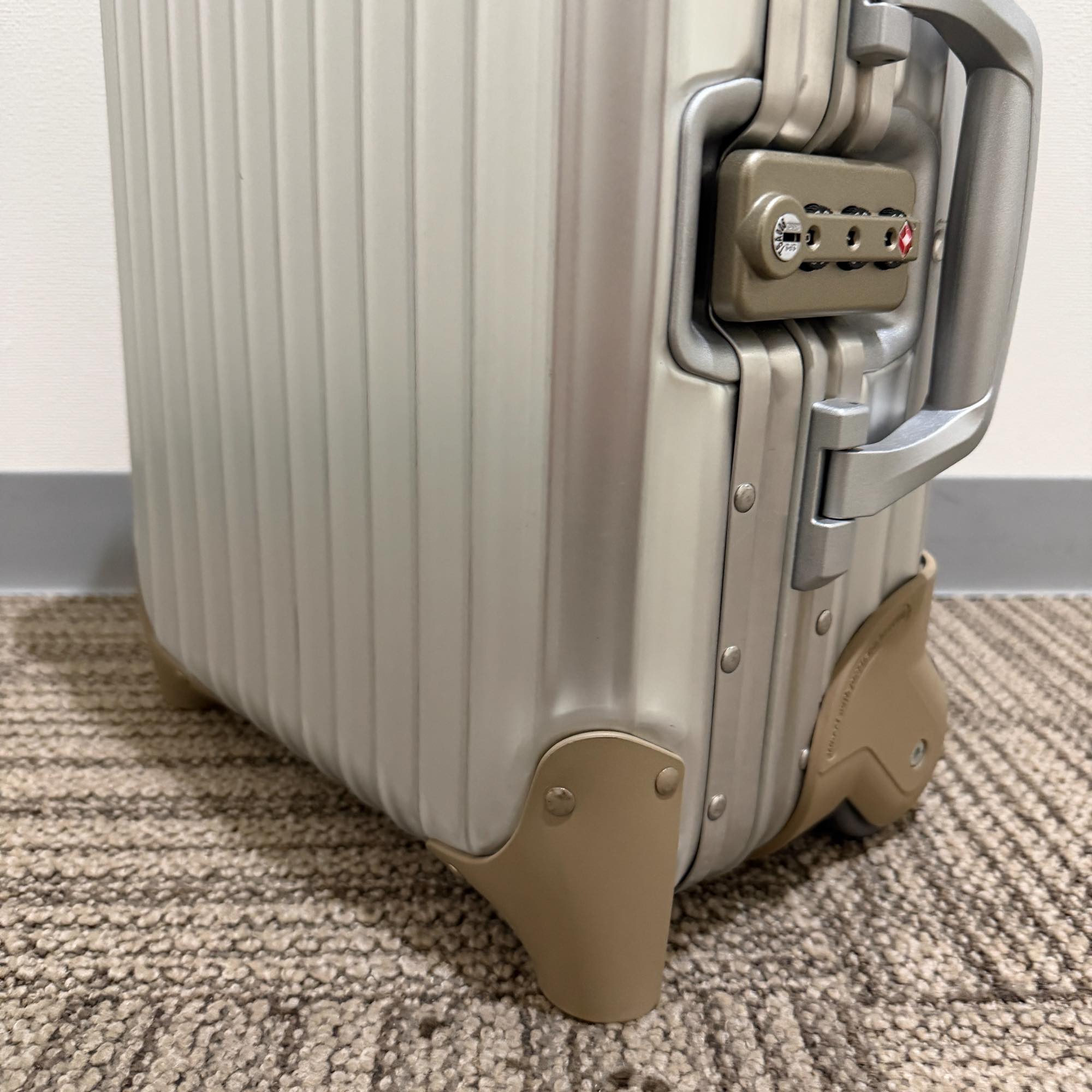 リモワ　トパーズキッズトロリー　923.42.00.2-2　中古美品　20リットル　2輪