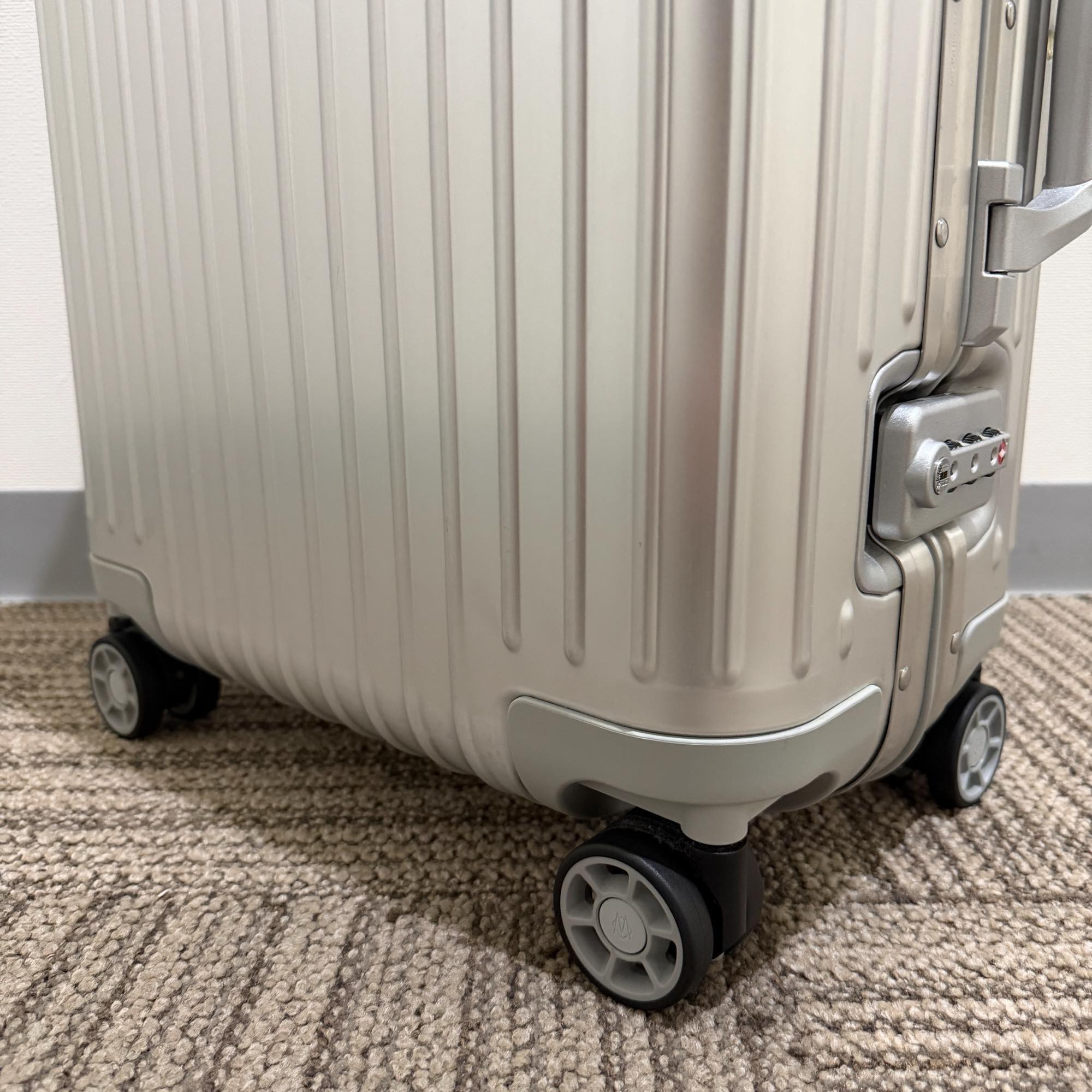 リモワ　オリジナル 925.53.00.4-2　キャビン　在庫商品　35リットル　4輪