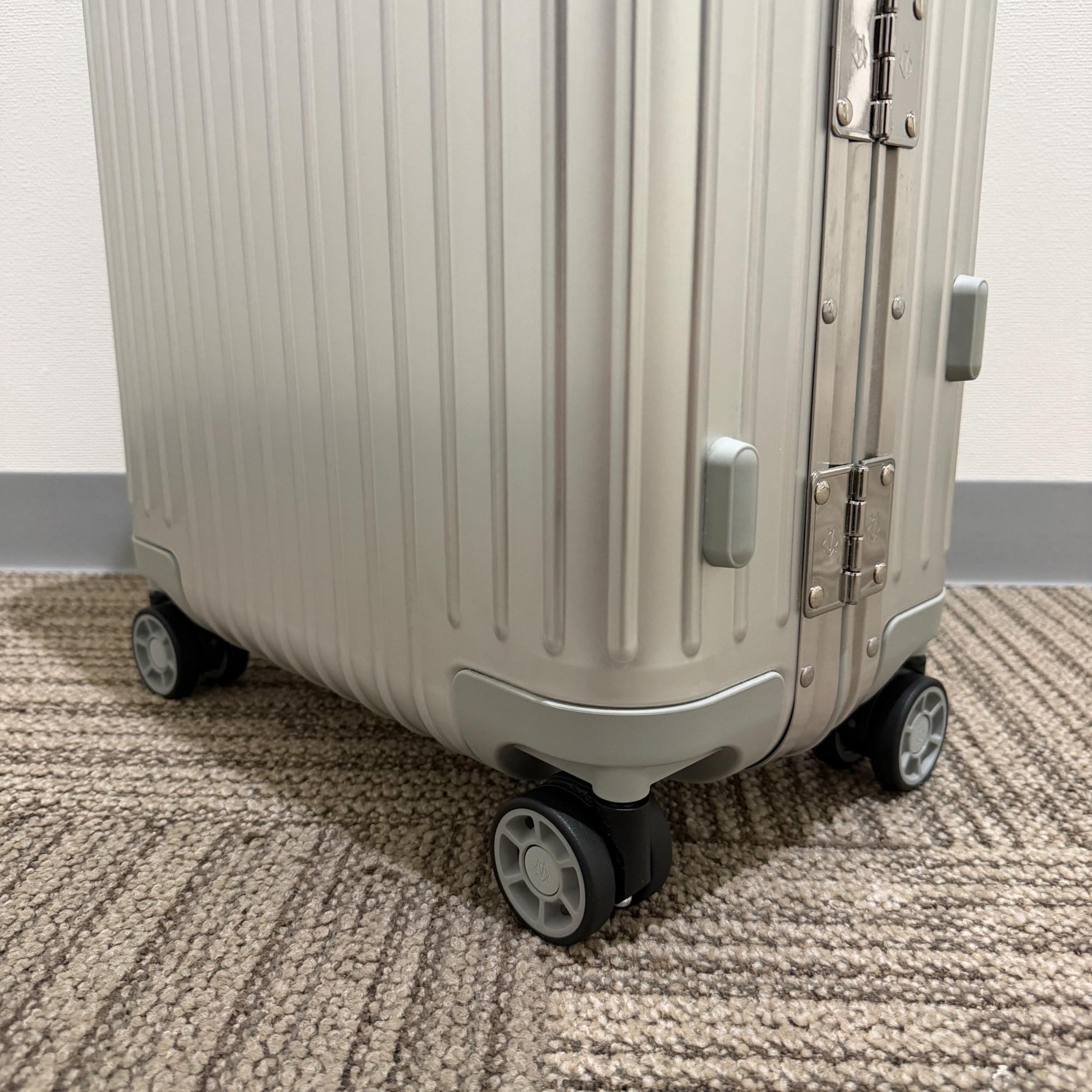 リモワ　オリジナル 925.53.00.4-2　キャビン　在庫商品　35リットル　4輪