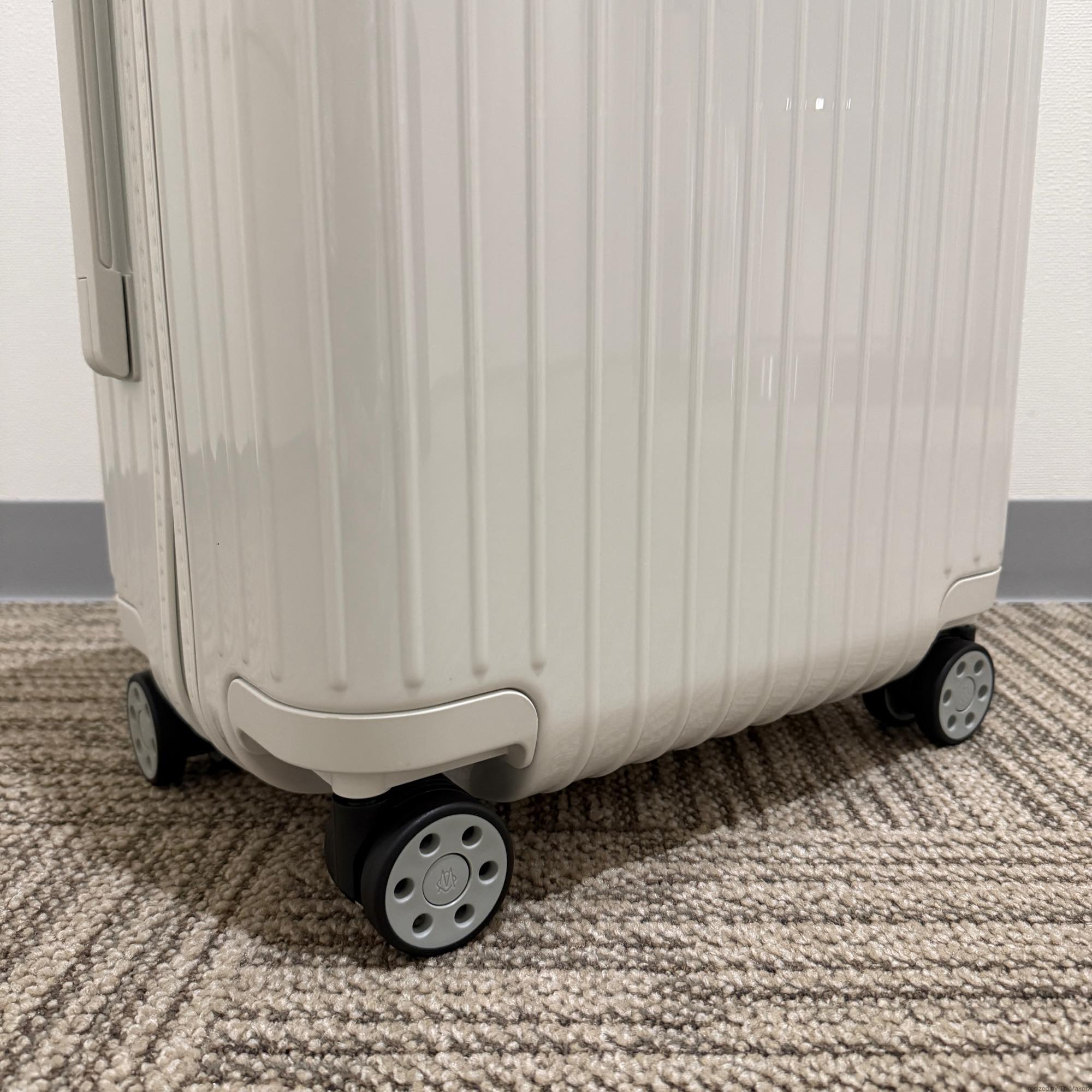 リモワ エッセンシャル　832.53.66.1　キャビン　37L　在庫商品　ホワイト