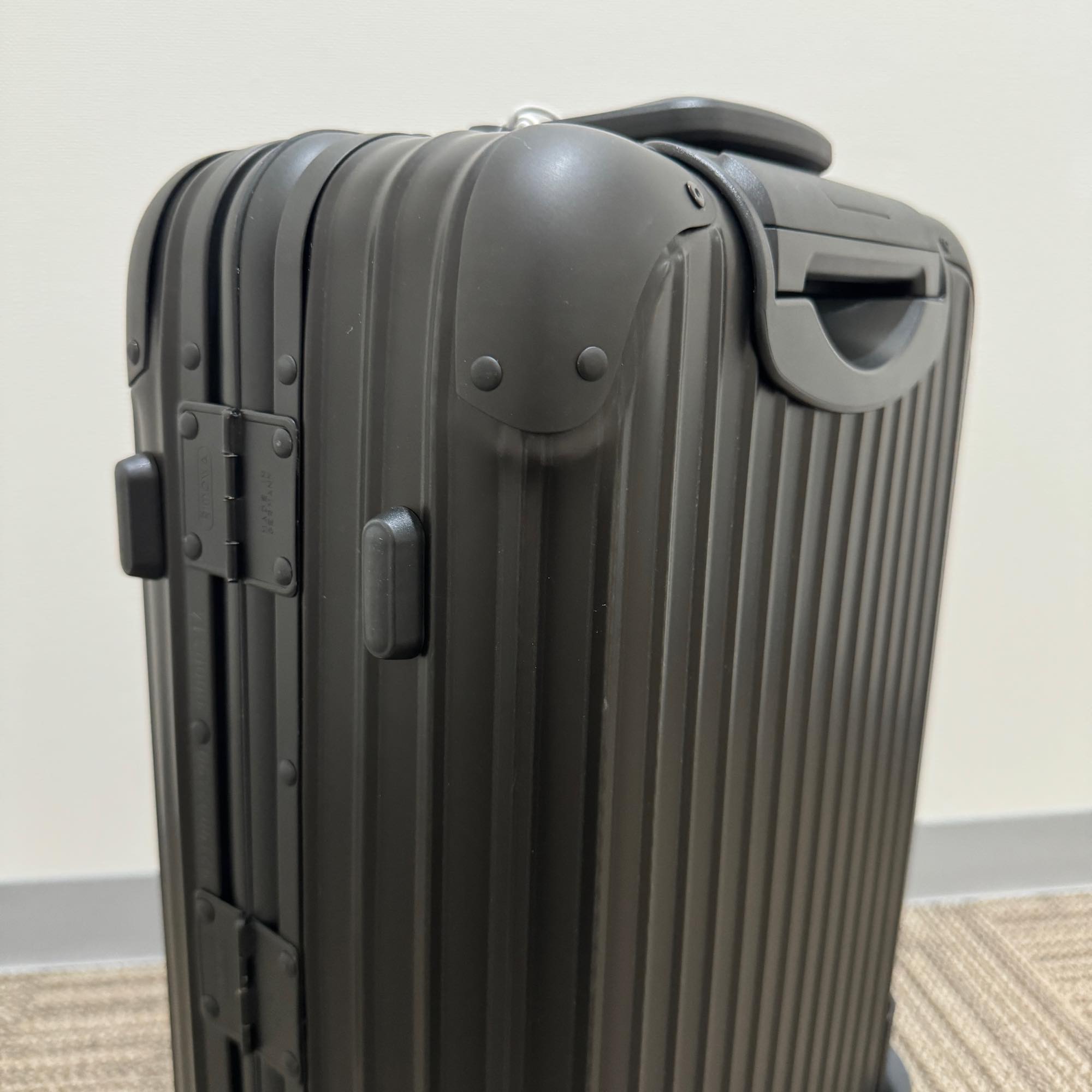 ルフトハンザ　リモワ　アルミニウムステルス　921.90.02.4　 新品　32リットル　2輪
