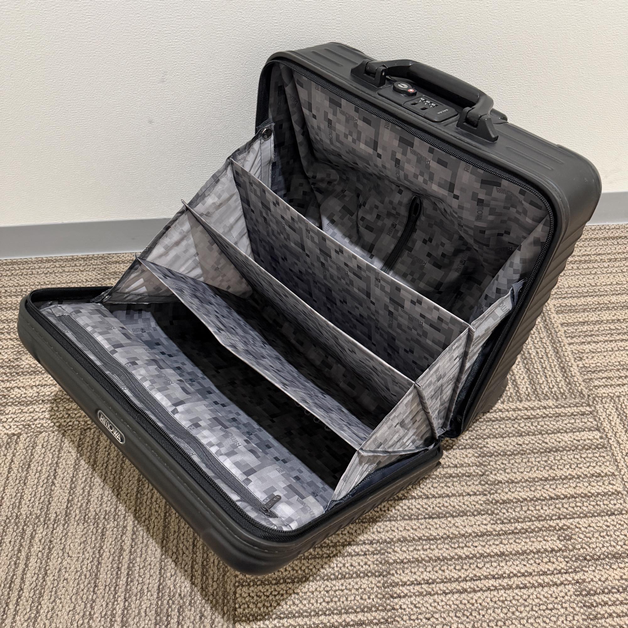 リモワ エッセンシャル(サルサ) トロリー 中古商品 810.40-10 25