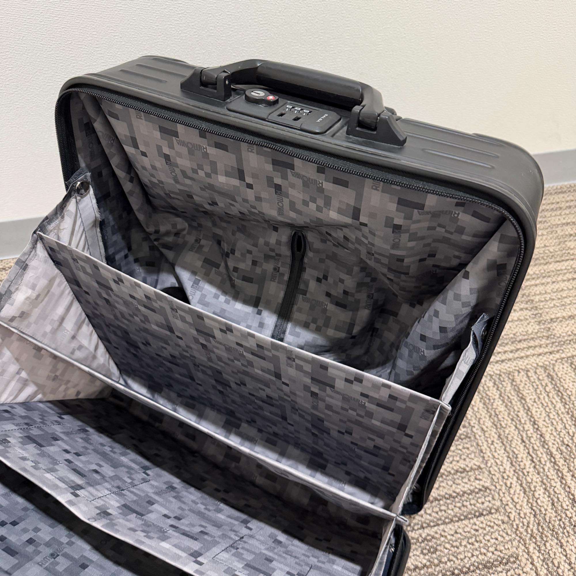 リモワ　エッセンシャル(サルサ)　トロリー　中古商品　810.40-10　25リットル　2輪