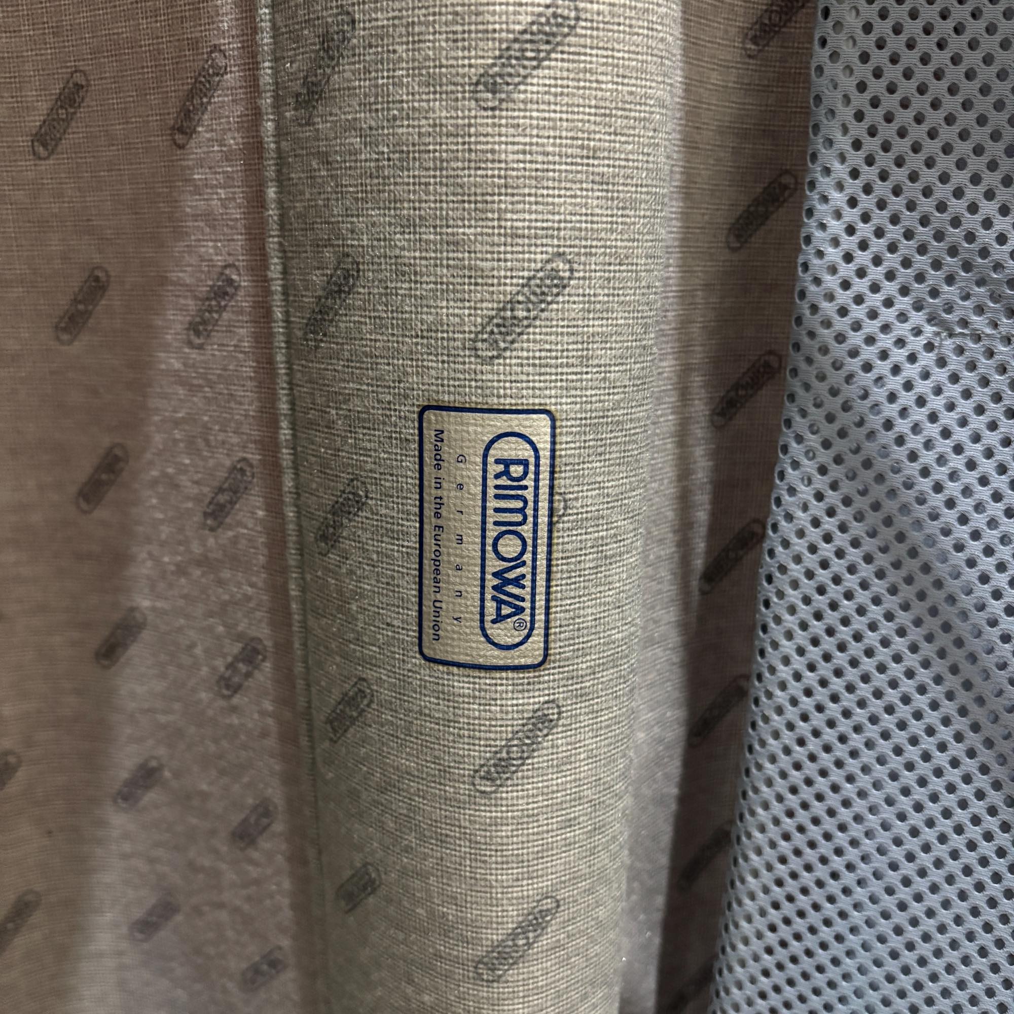 リモワ　エッセンシャル(サルサ)　855.63-10　中古美品　63リットル　2輪