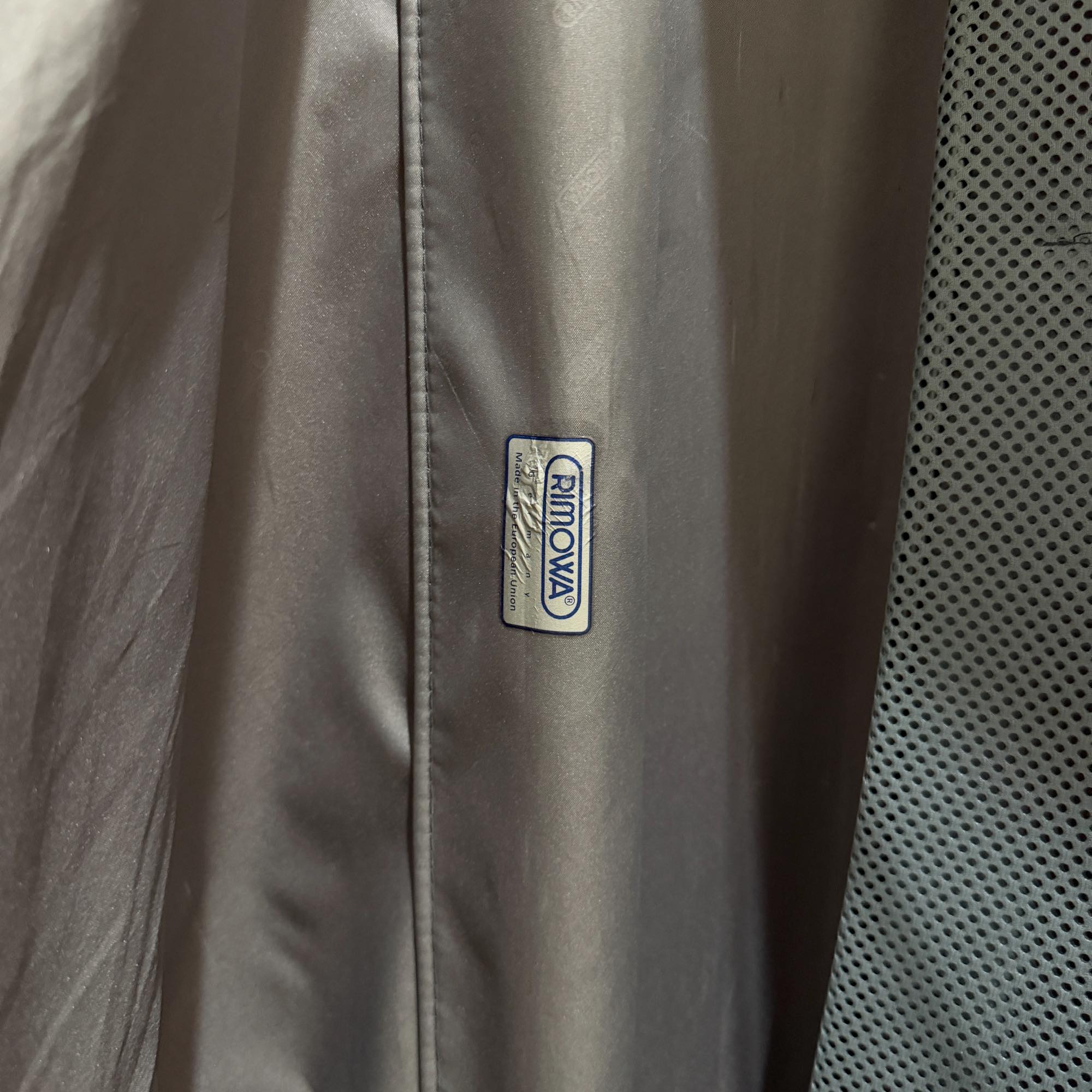 リモワ　エッセンシャル(サルサ)　875.77-10　104リットル　中古美品　4輪