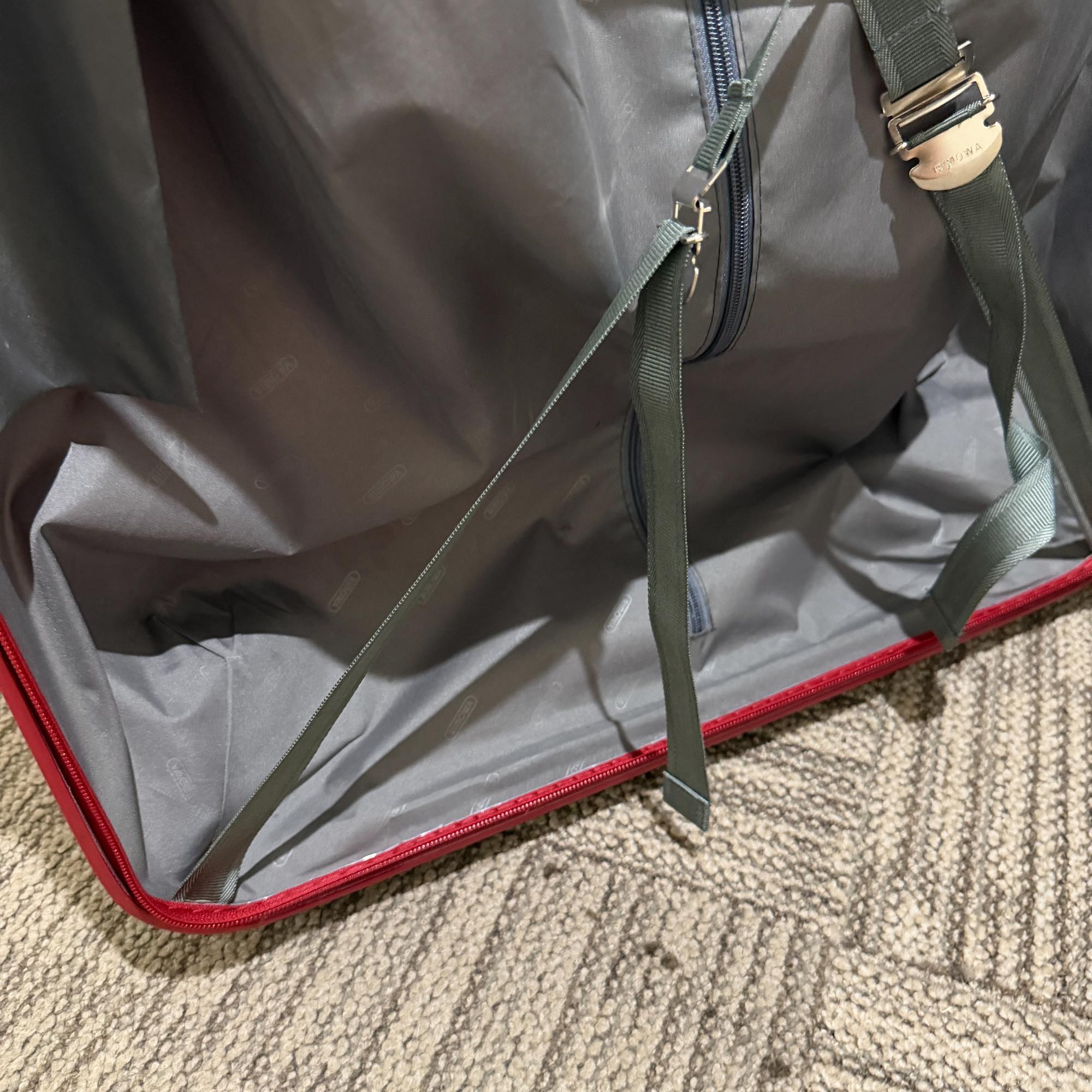 リモワ　エッセンシャル(サルサ)　875.77-10　104リットル　中古美品　4輪