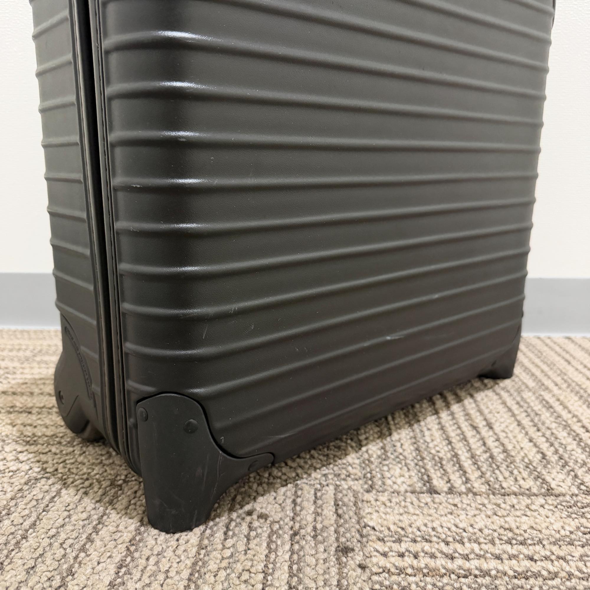 RIMOWA リモア サルサ 40L 2輪(難点アリ中古) リモワ エッセンシャル(サルサ) トロリー 中古商品 810.40-11 25