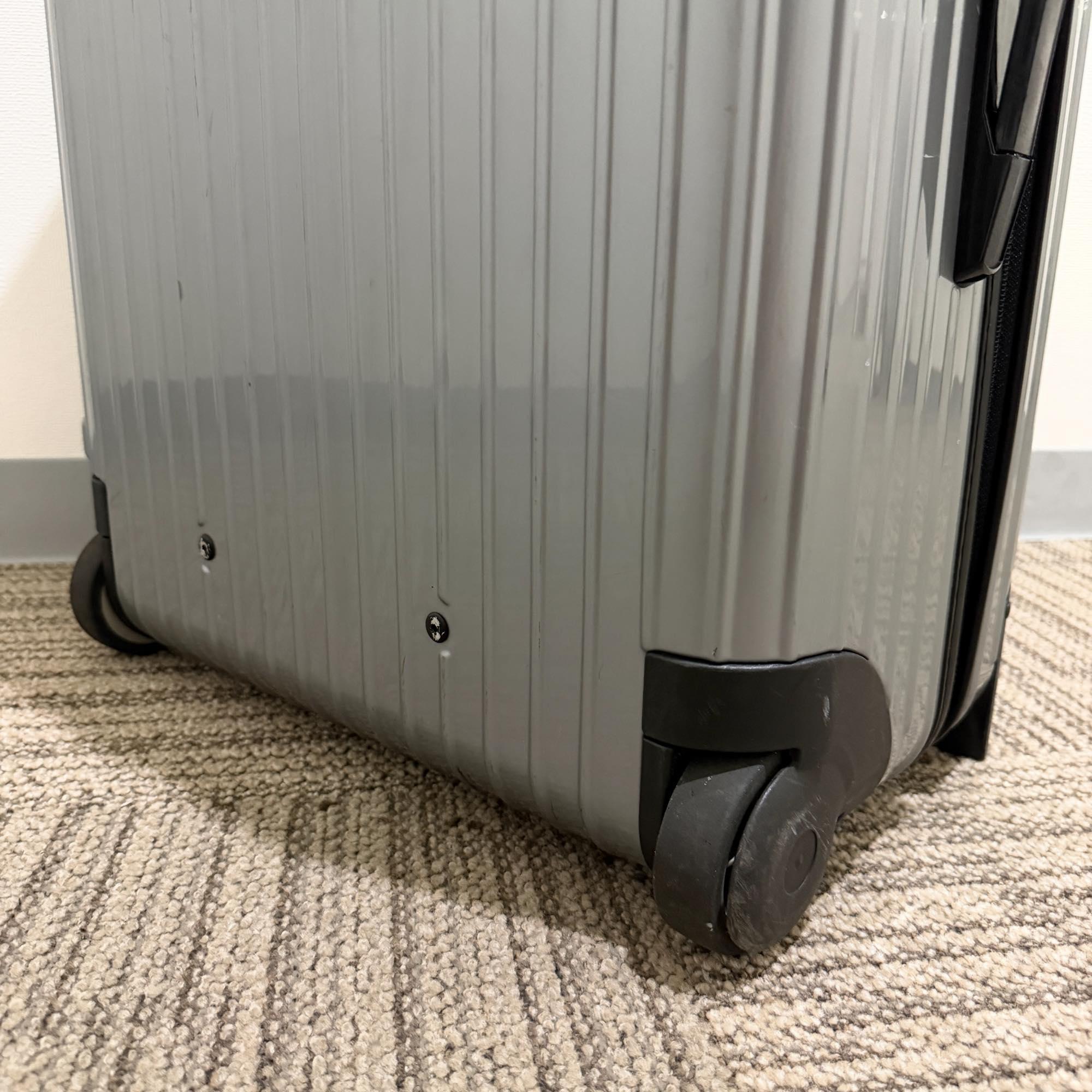 リモワ　エッセンシャル(サルサ)　856.63-11　63リットル　中古商品　2輪