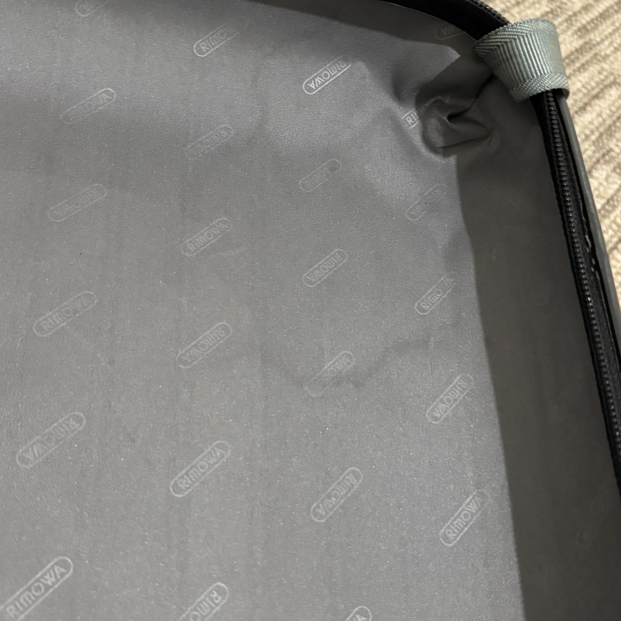 リモワ　エッセンシャル(サルサ)　中古商品　856.52-13　35リットル　2輪
