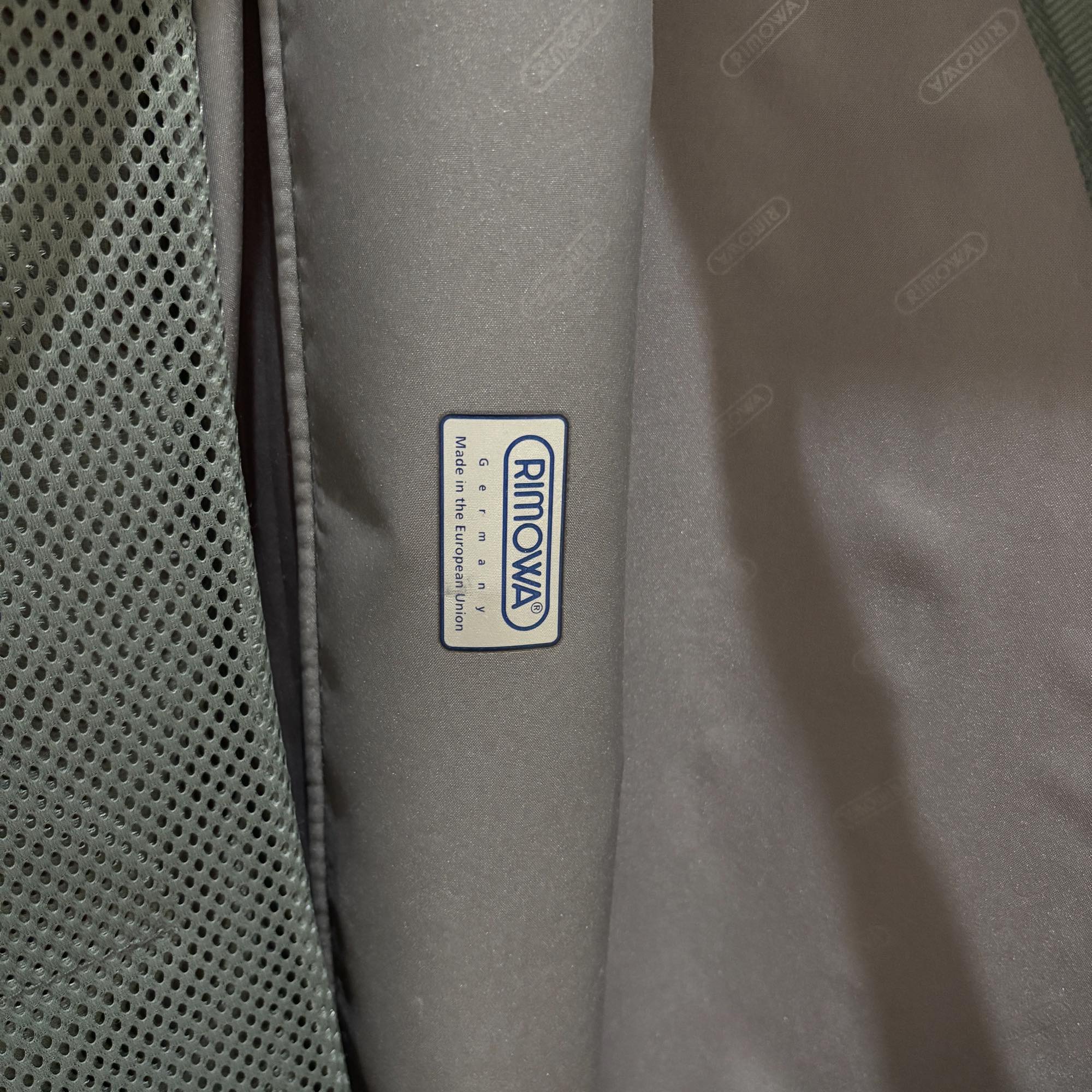 リモワ　エッセンシャル(サルサ)　855.52-14　35リットル　中古美品　2輪