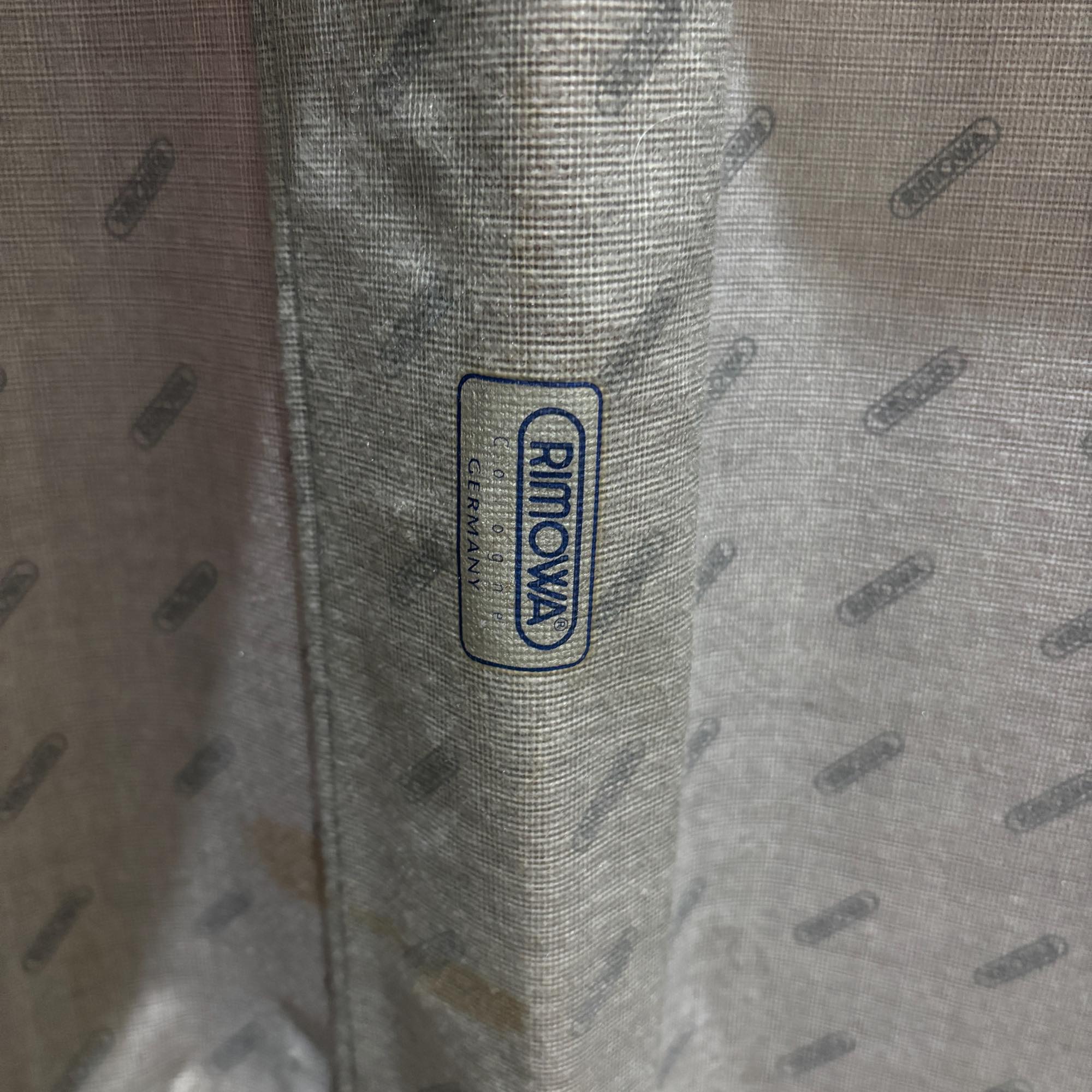 リモワ　エッセンシャル(サルサ)　855.52-17　35リットル　中古美品　2輪