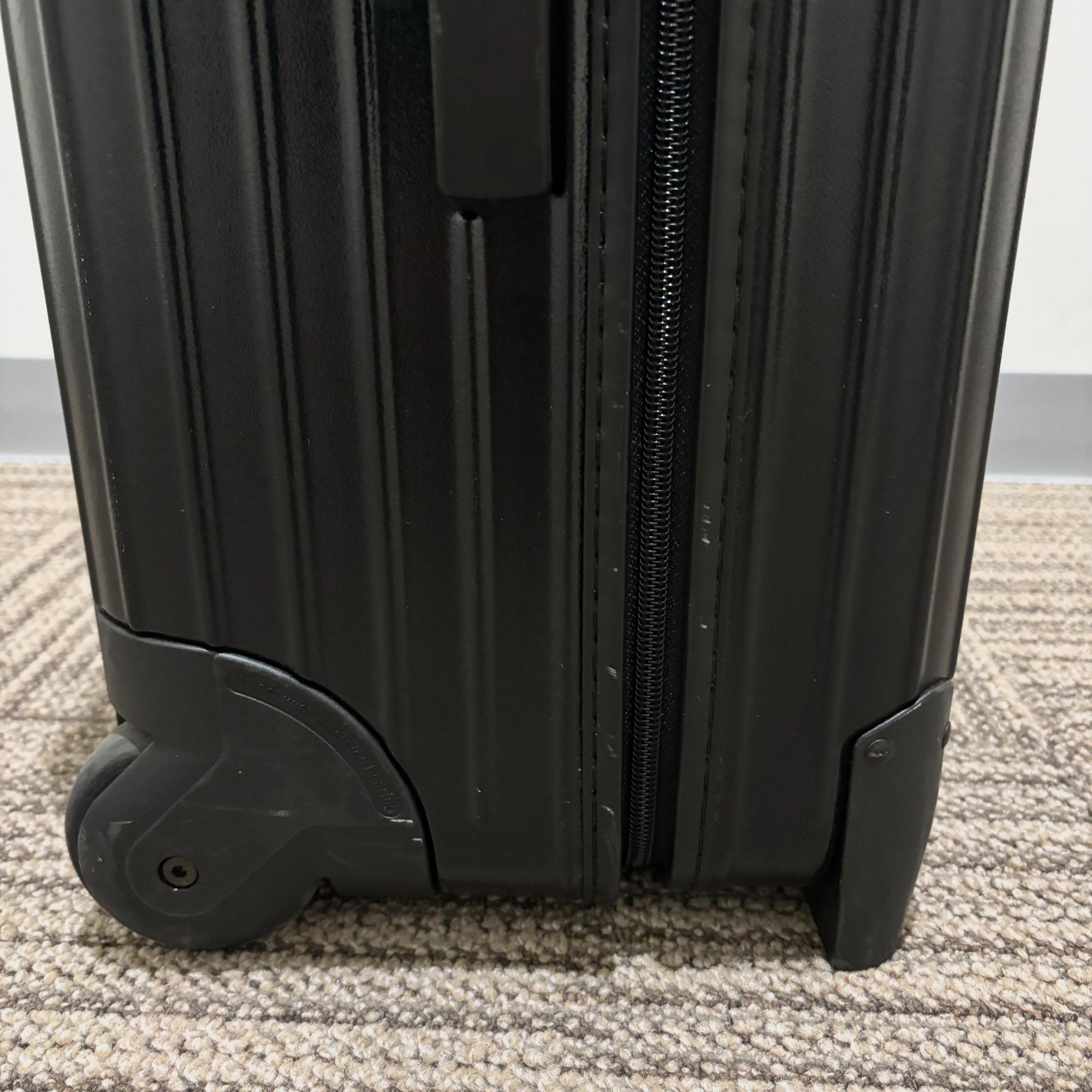 リモワ　エッセンシャル (サルサ)　851.63-18　中古美品　63リットル　2輪