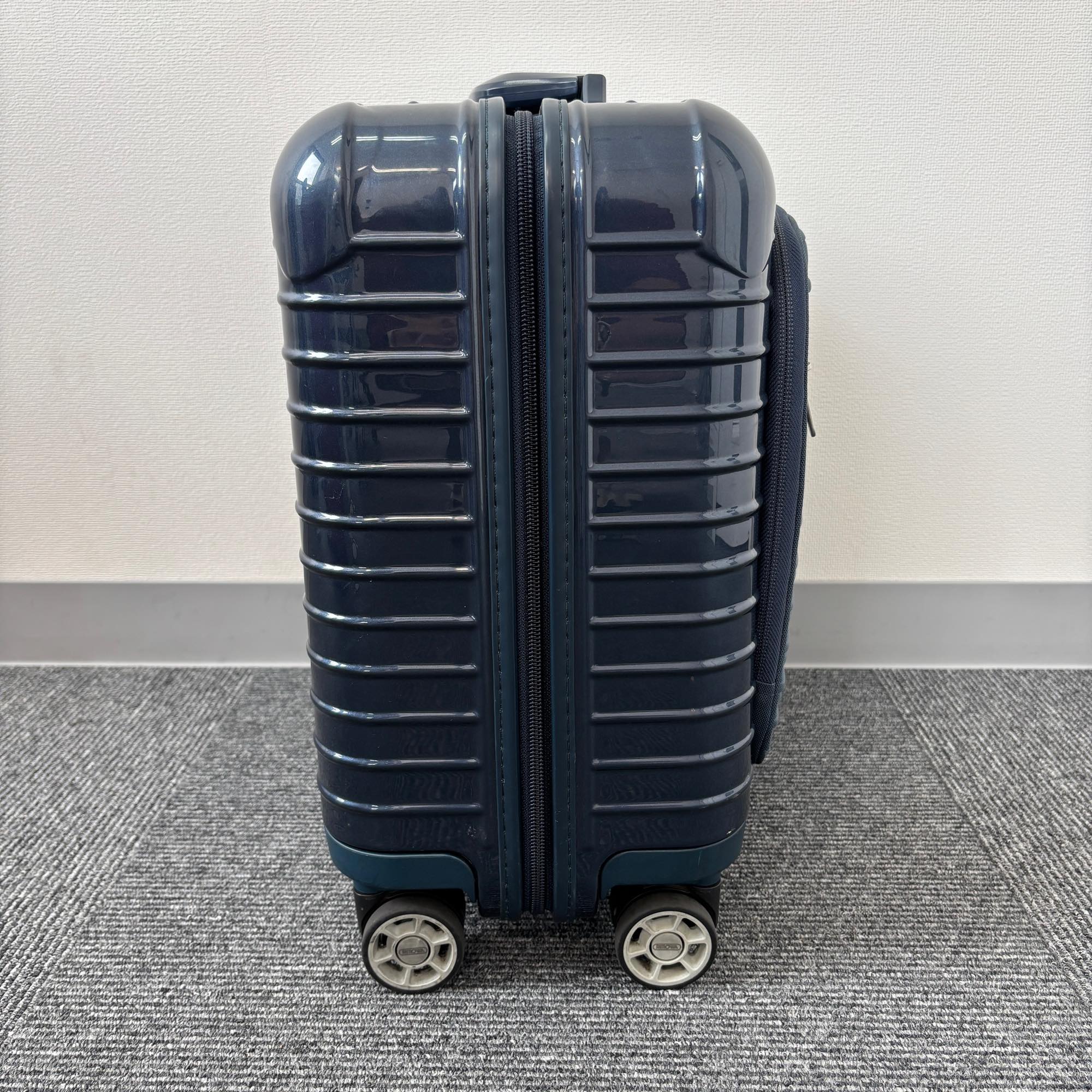 リモワ　サルサデラックス ハイブリッド(エッセンシャルスリーブ)　840.40-2　中古美品　23リットル　4輪