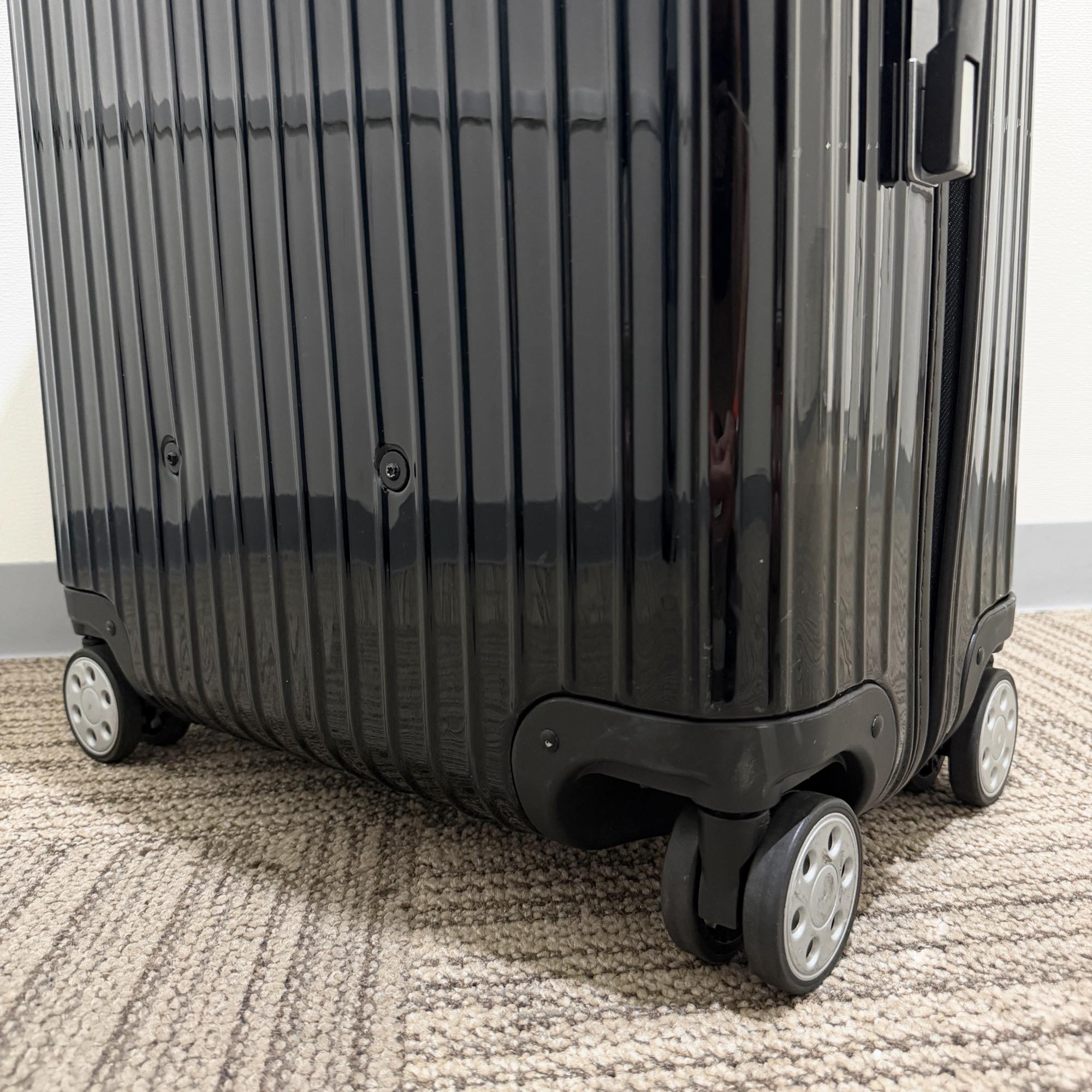 リモワ　サルサデラックス　870.70-2　中古商品　86リットル　4輪