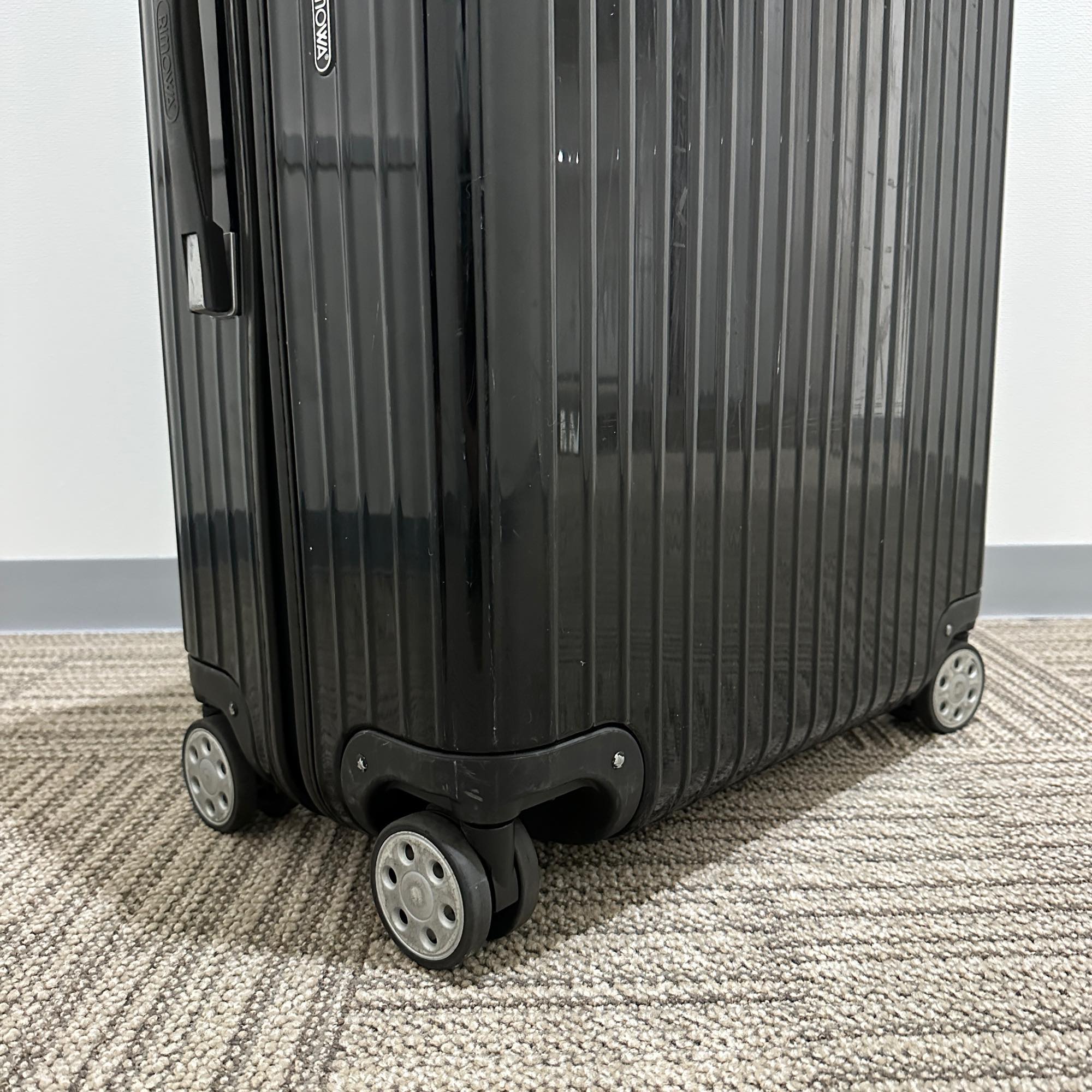 リモワ　サルサデラックス　870.73-2　中古商品　84リットル　4輪